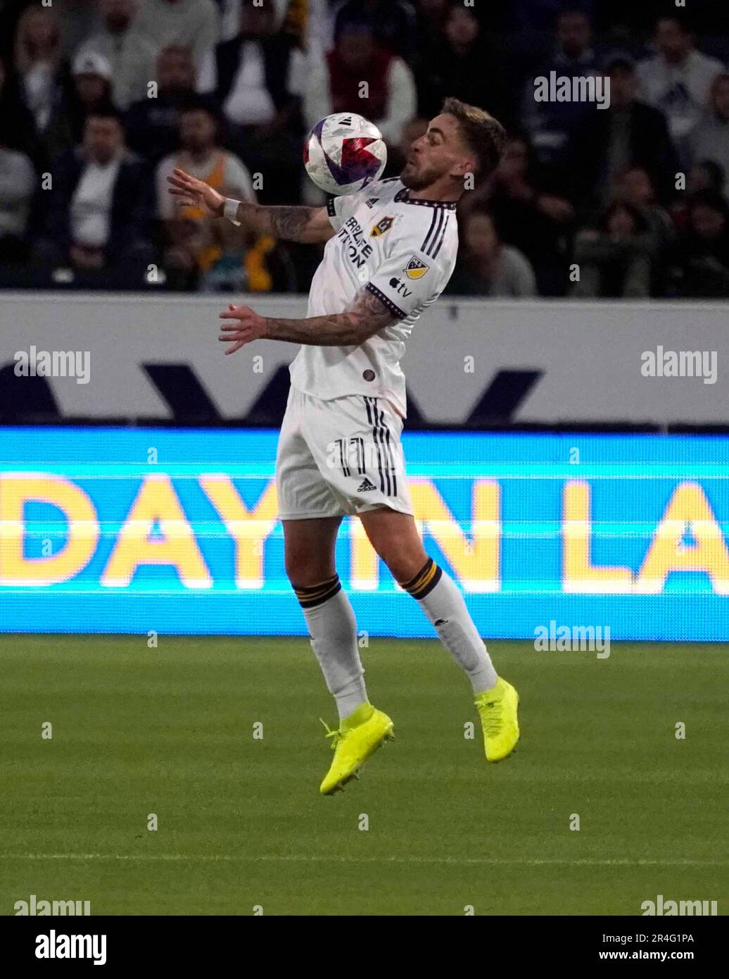 27 maggio 2023: MLS - Major League Soccer, LA Galaxy centrocampista Tyler Boyd controlla la palla in aria durante la seconda metà del gioco, mentre la Galaxy sono stati chiusi dalla Charolette FC 1 a 0 al Dignity Health Sports Park, Carson, CA. USA, 27 maggio 2023. (Credit Image: © Scott Mitchell/ZUMA Press Wire) SOLO PER USO EDITORIALE! Non per USO commerciale! Foto Stock