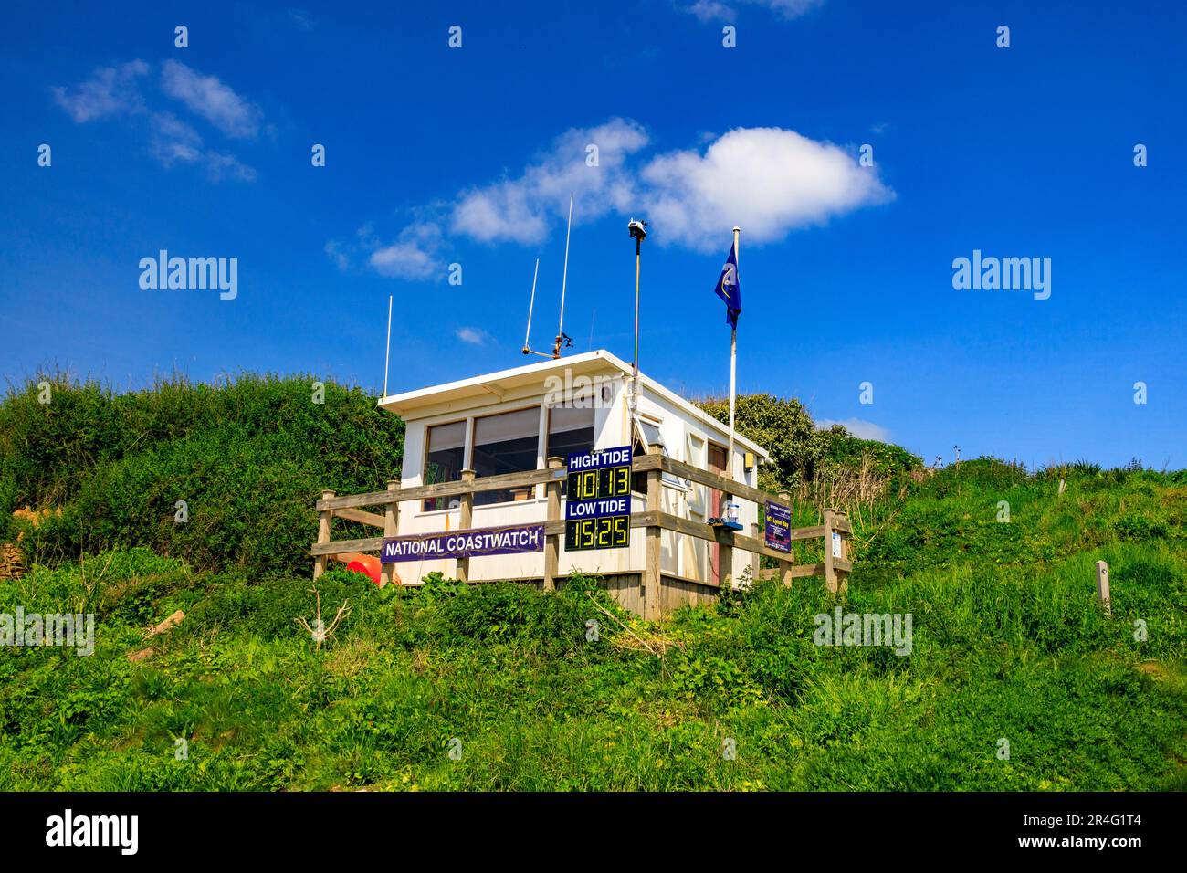 Un posto di osservazione di National Coastwatch con equipaggio a Burton Bradstock sulla Jurassic Heritage Coast, Dorset, Inghilterra, Regno Unito Foto Stock
