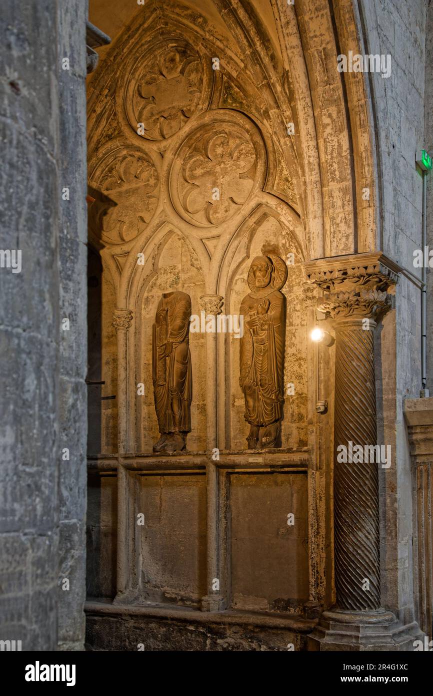 VIENNE, FRANCIA, 26 maggio 2023: Dettagli architettonici interni della Cattedrale di Saint-Maurice, una chiesa cattolica romana medievale. Foto Stock