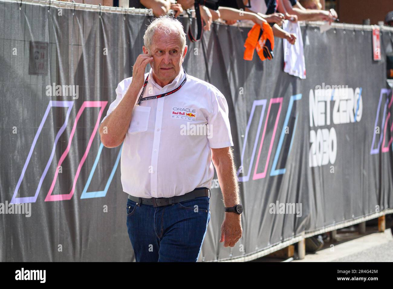 Helmut Marko, consigliere della Red Bull Racing, è stato visto nel paddock F1 dopo la sessione di qualificazione del Gran Premio di Monaco F1 a Monaco il 27 maggio 2023. Foto Stock