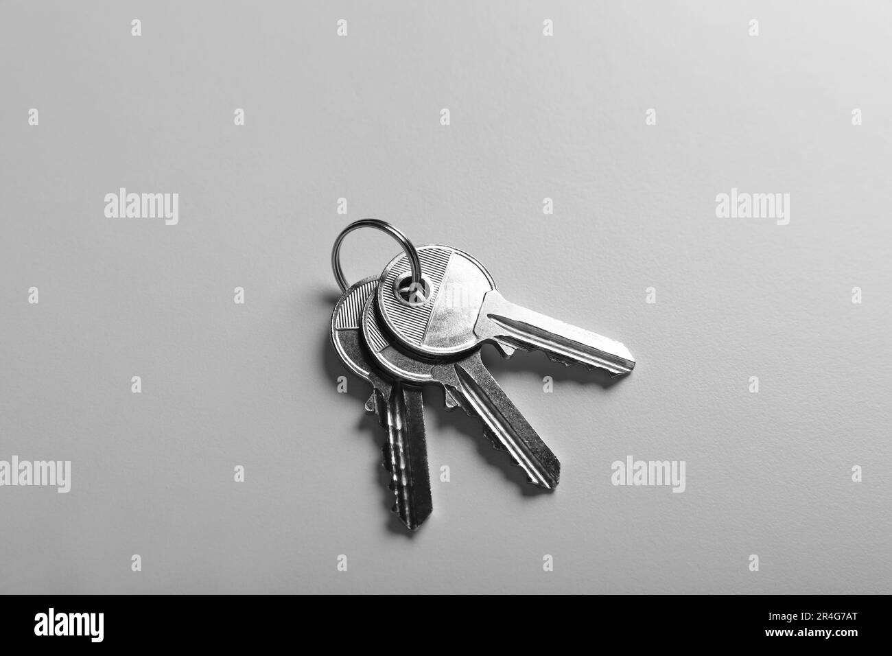 Tasti su sfondo bianco, vista dall'alto. Servizi di agenti immobiliari Foto Stock
