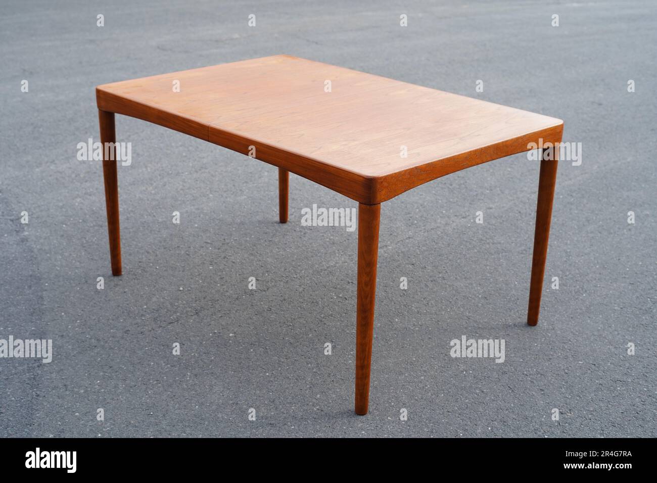 Un tavolo da pranzo in teak della metà del secolo 50s 60s Danish Design Vintage Dining in legno massiccio moderno antico originale retrò isolato su pareti bianche in moderno Foto Stock