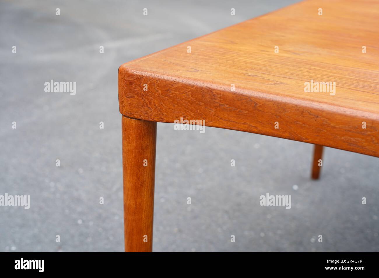 Un tavolo da pranzo in teak della metà del secolo 50s 60s Danish Design Vintage Dining in legno massiccio moderno antico originale retrò isolato su pareti bianche in moderno Foto Stock