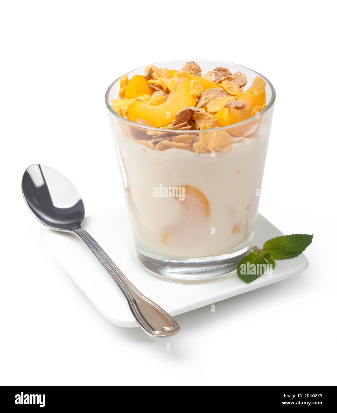 yogurt con muesli e albicocca in piccolo bicchiere Foto Stock