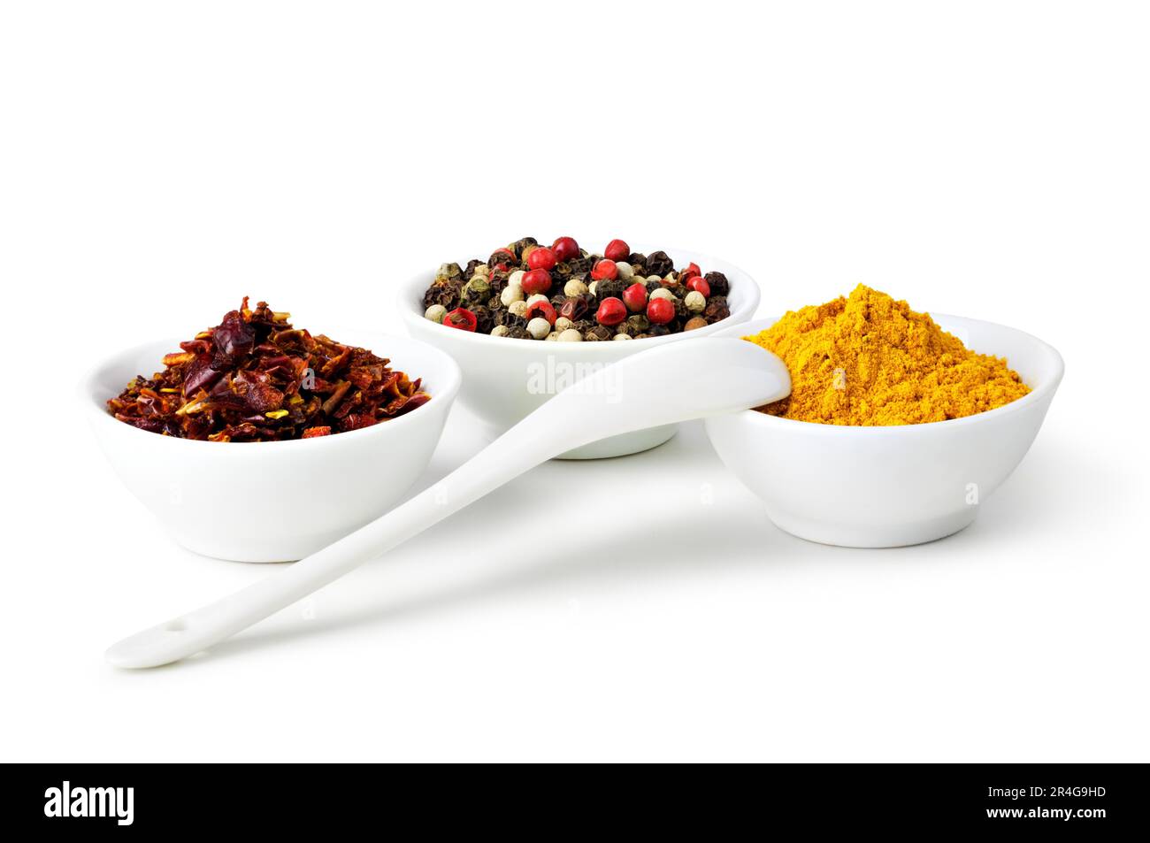 Spezie Curry, Pepers Mix e paprika in ciotola di ceramica su sfondo bianco Foto Stock