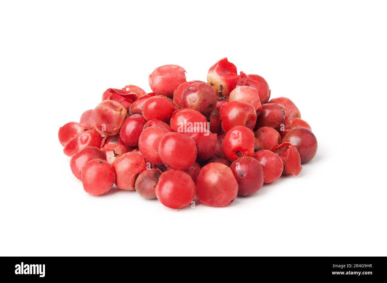 Mucchio macinato pepe rosa isolato su sfondo bianco Foto Stock