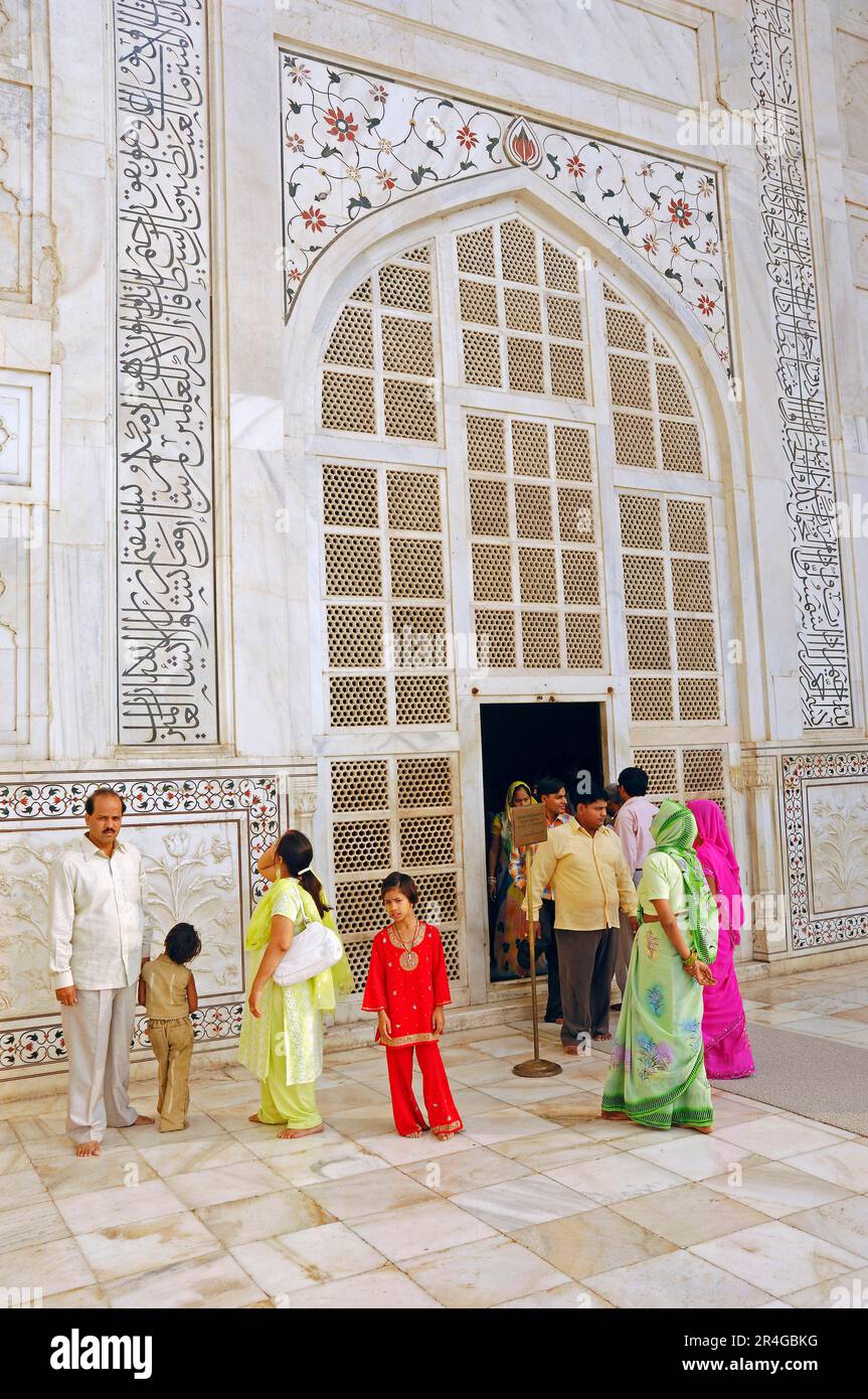 Persone all'ingresso del Taj Mahal, Taj, mausoleo costruito dal Grande Mogul shah jahan (Jahan), Agra, Utttar Pradesh, India Foto Stock