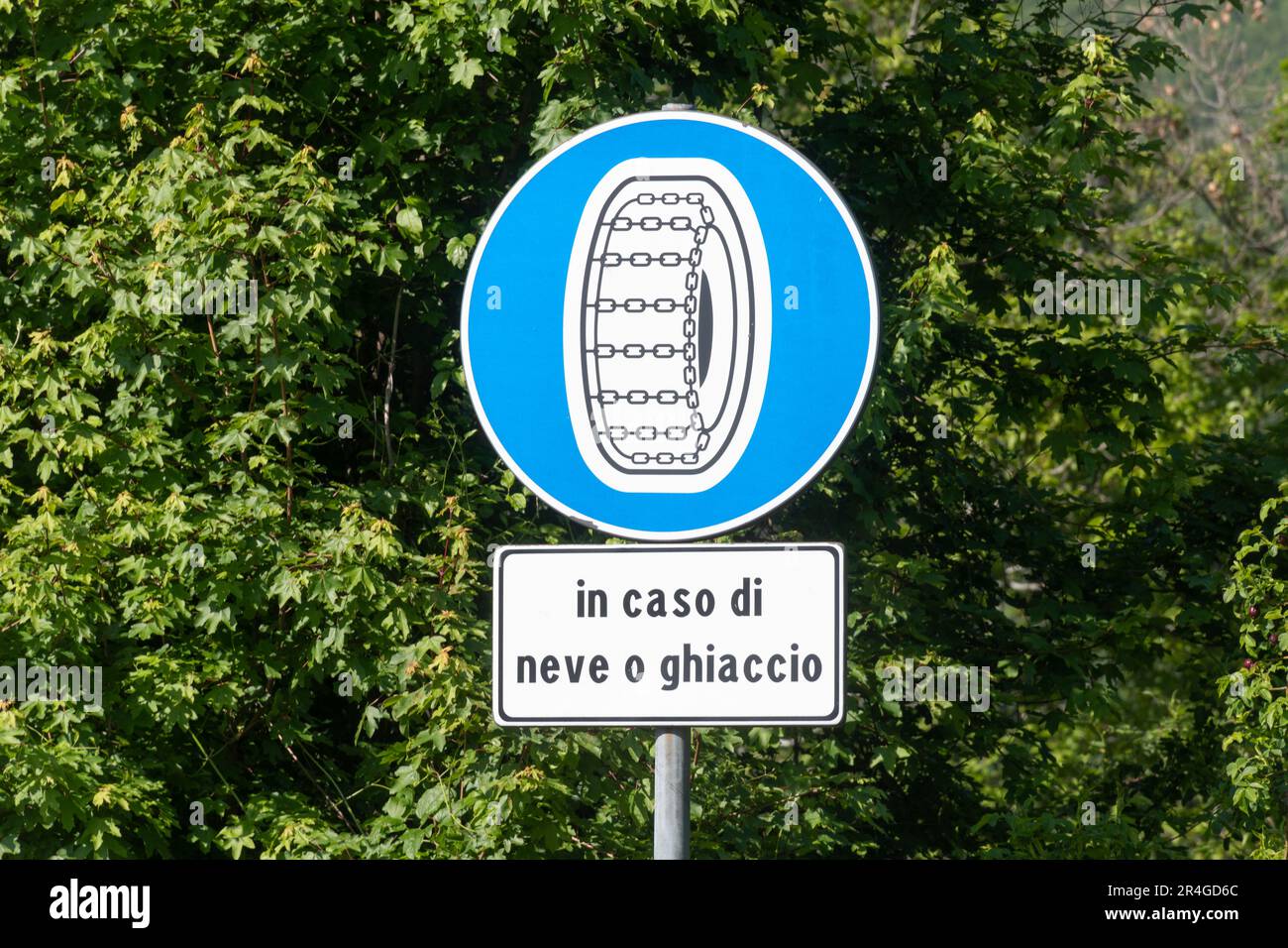 Segnaletica stradale in Italia in Appennino che consiglia l'uso di catene su pneumatici in caso di neve o ghiaccio sulle strade, Europa Foto Stock