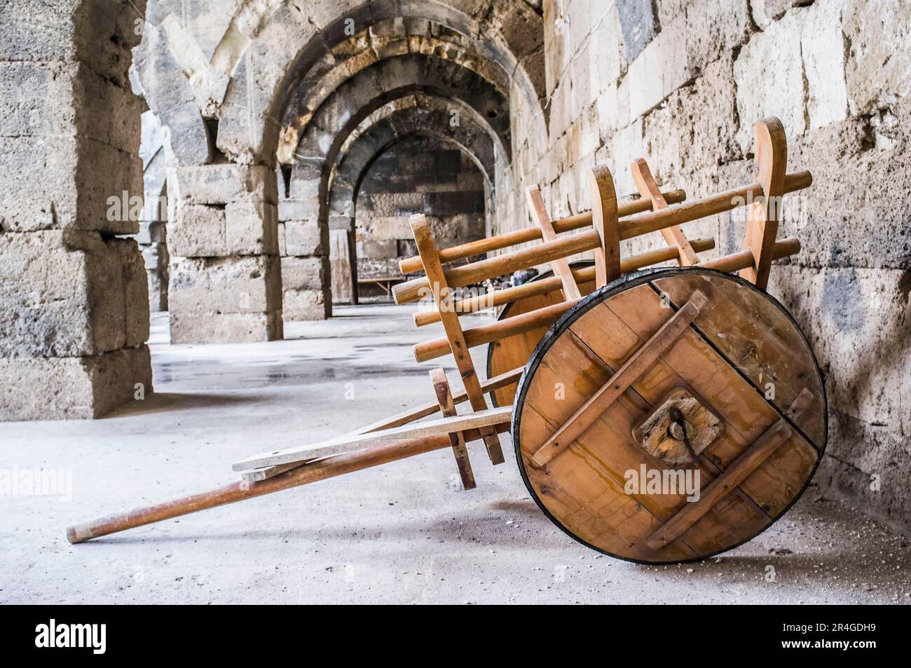 Carrello di legno antico, Sultanhani Kervansaray, ex strada della seta, Sultanhani, provincia di Aksaray, Anatolia centrale, Turchia, caravanserai, corteccia, carrozza Foto Stock