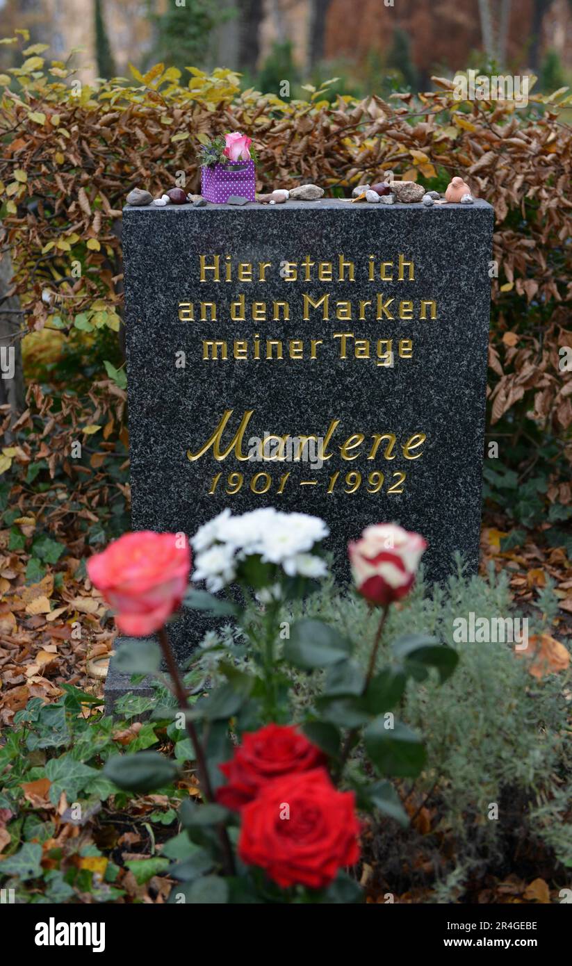 Tomba di Marlene Dietrich, III Cimitero municipale di Stubenrauchstrasse, Tempelhof-Schoeneberg, Friedenau, Berlino, Germania Foto Stock