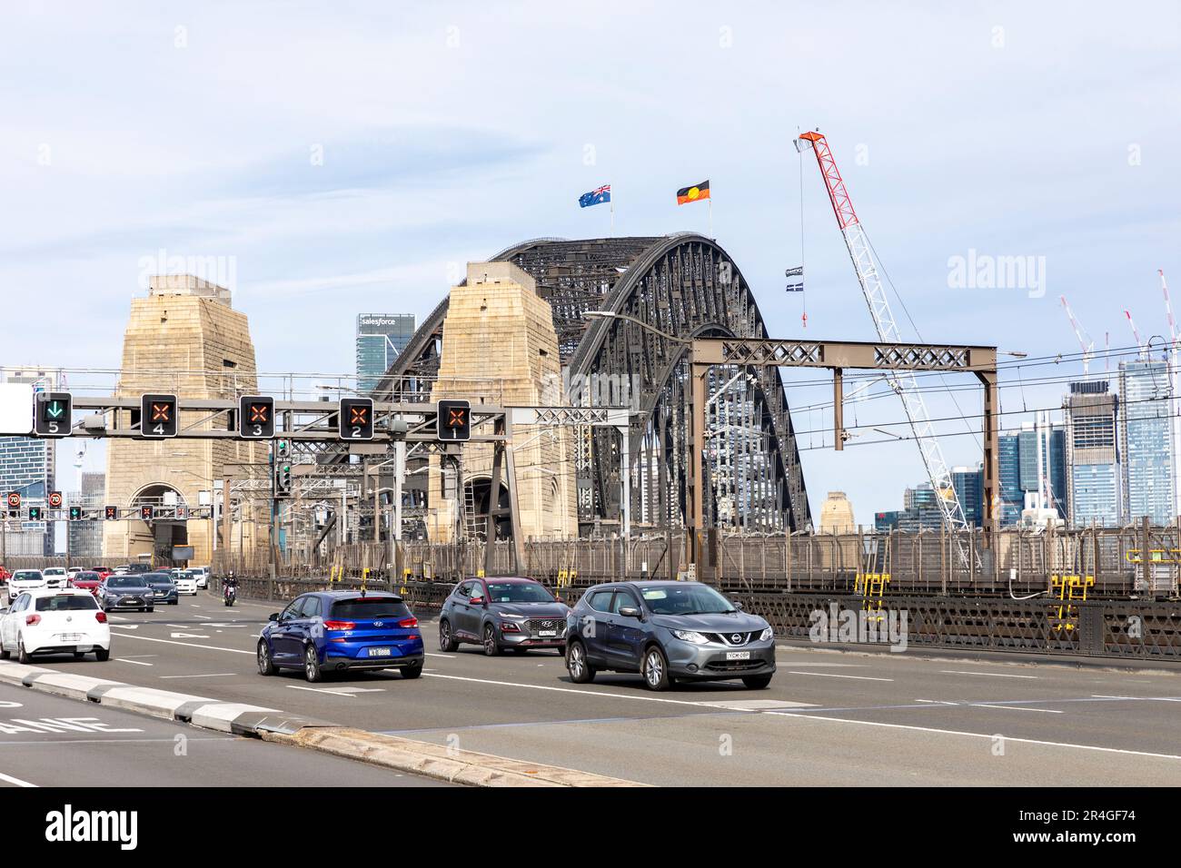Sydney Harbour Bridge con auto che viaggiano attraverso il ponte, Sydney, NSW, Australia Foto Stock