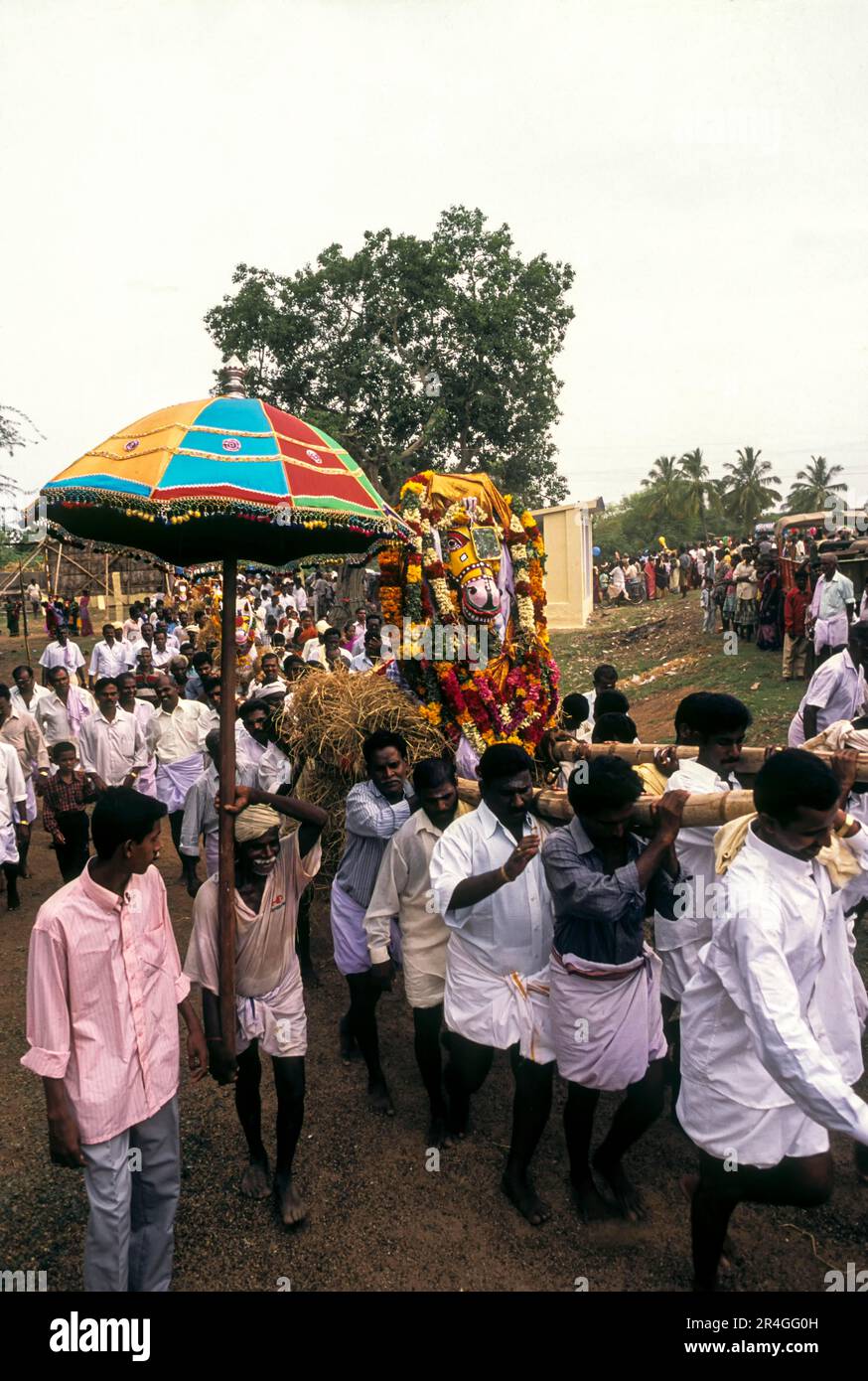 Abitanti del villaggio che trasportano cavallo di terracotta durante il festival Puravi Eduppu, Tamil Nadu, India, Asia Foto Stock