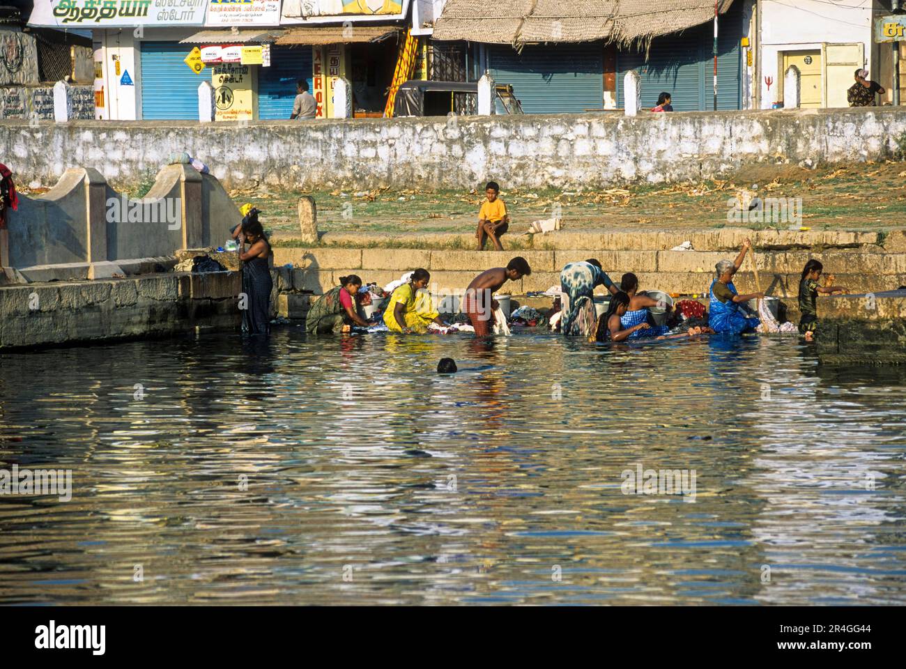 Persone che bagnano il tempio serbatoio a Tenkasi, Tamil Nadu, India del Sud, India, Asia Foto Stock