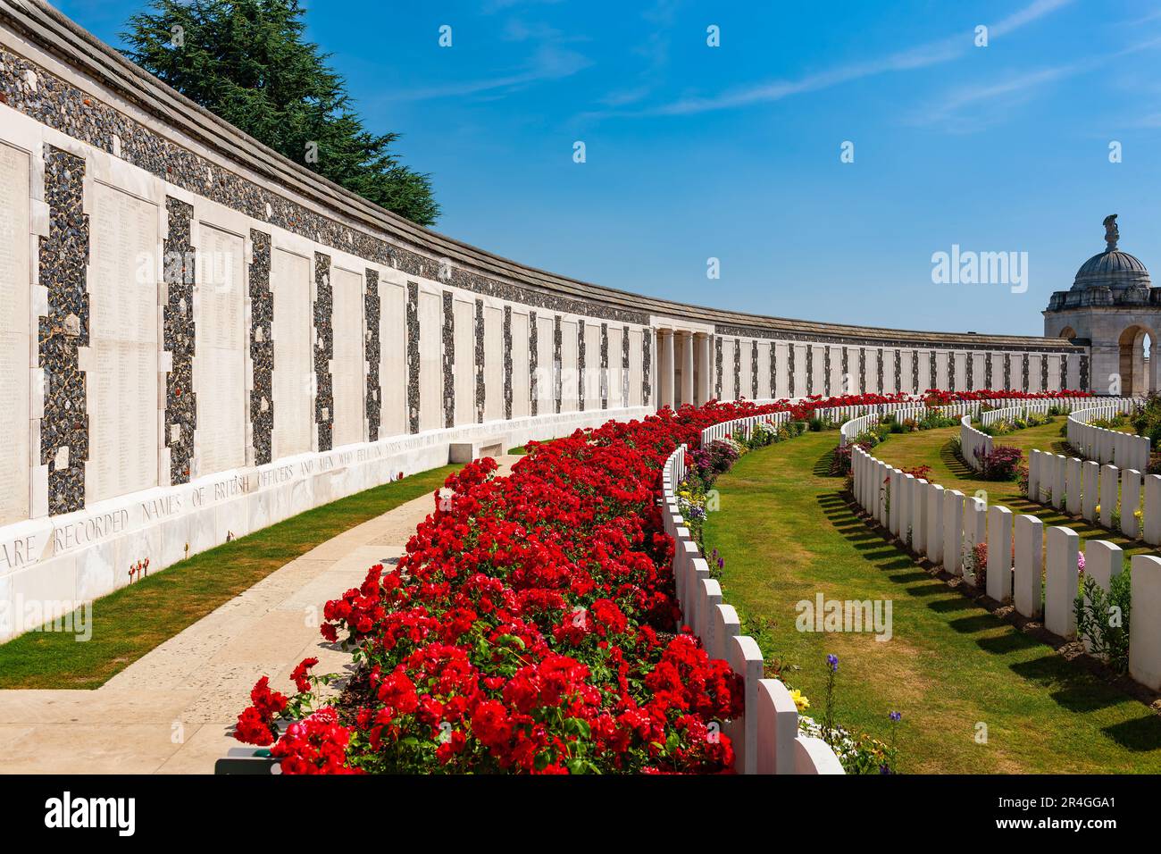 ZONNEBEKE, Belgio - 8 luglio 2010 : Cimitero di Tyne Cot. Grande cimitero di guerra del commonwealth, contenente principalmente militari non identificati della prima guerra mondiale. Foto Stock