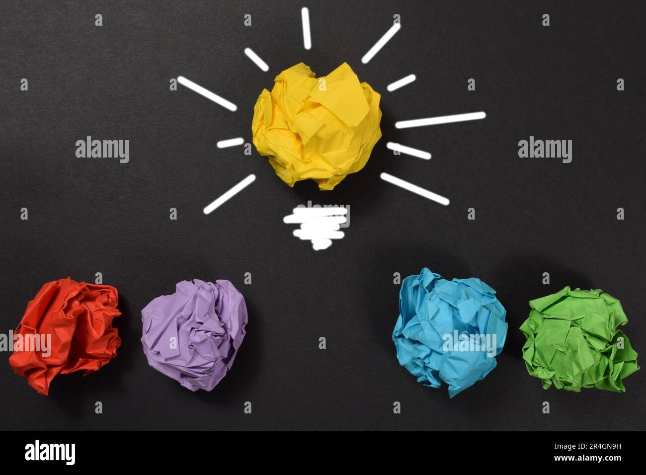 Concetto carta sgualcita lampadina metafora per la buona idea Foto Stock