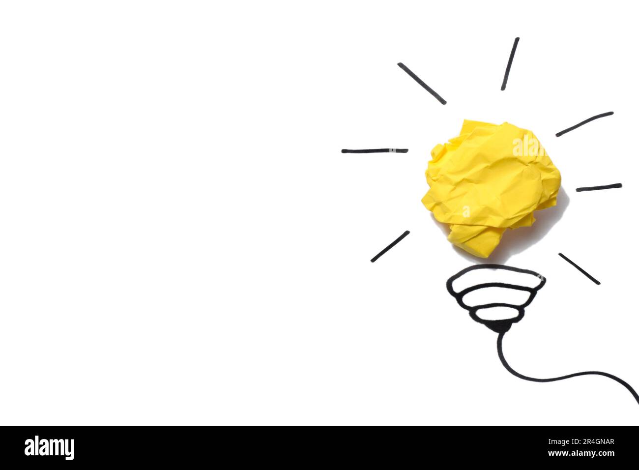 Concetto carta sgualcita lampadina metafora per la buona idea Foto Stock