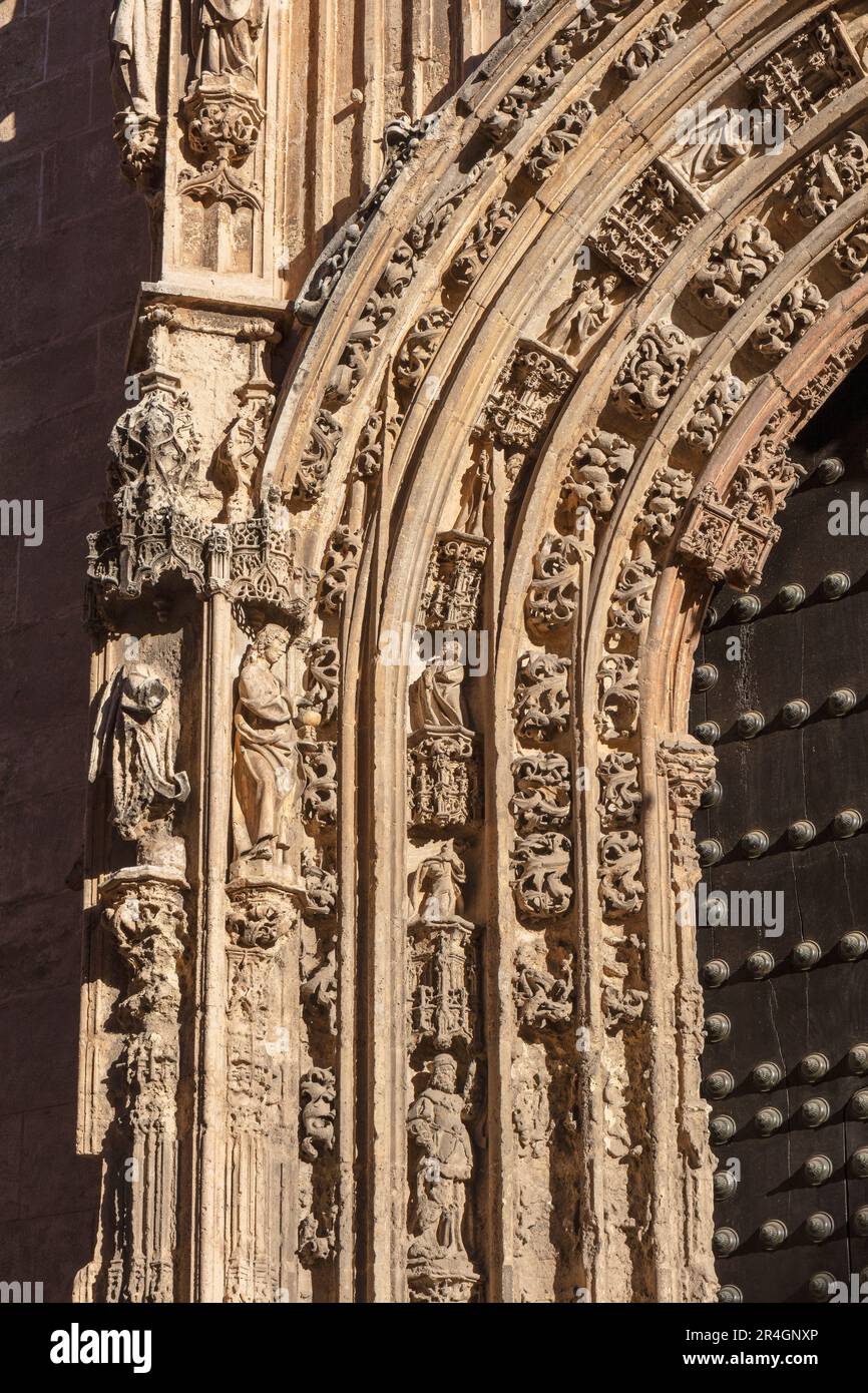 Malaga, Provincia di Malaga, Costa del Sol, Andalusia, Spagna meridionale. Particolare della porta sul lato nord della cattedrale, la Puerta del Sagrario, costruita nel e Foto Stock
