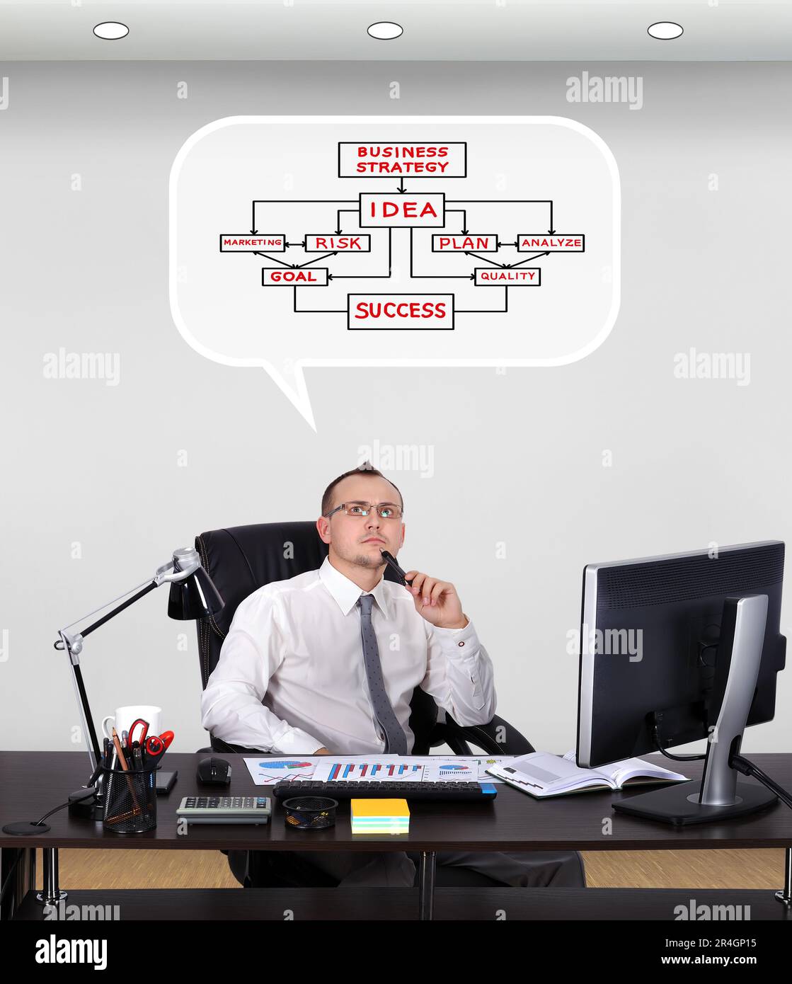 uomo d'affari seduto in ufficio e pensando Foto Stock