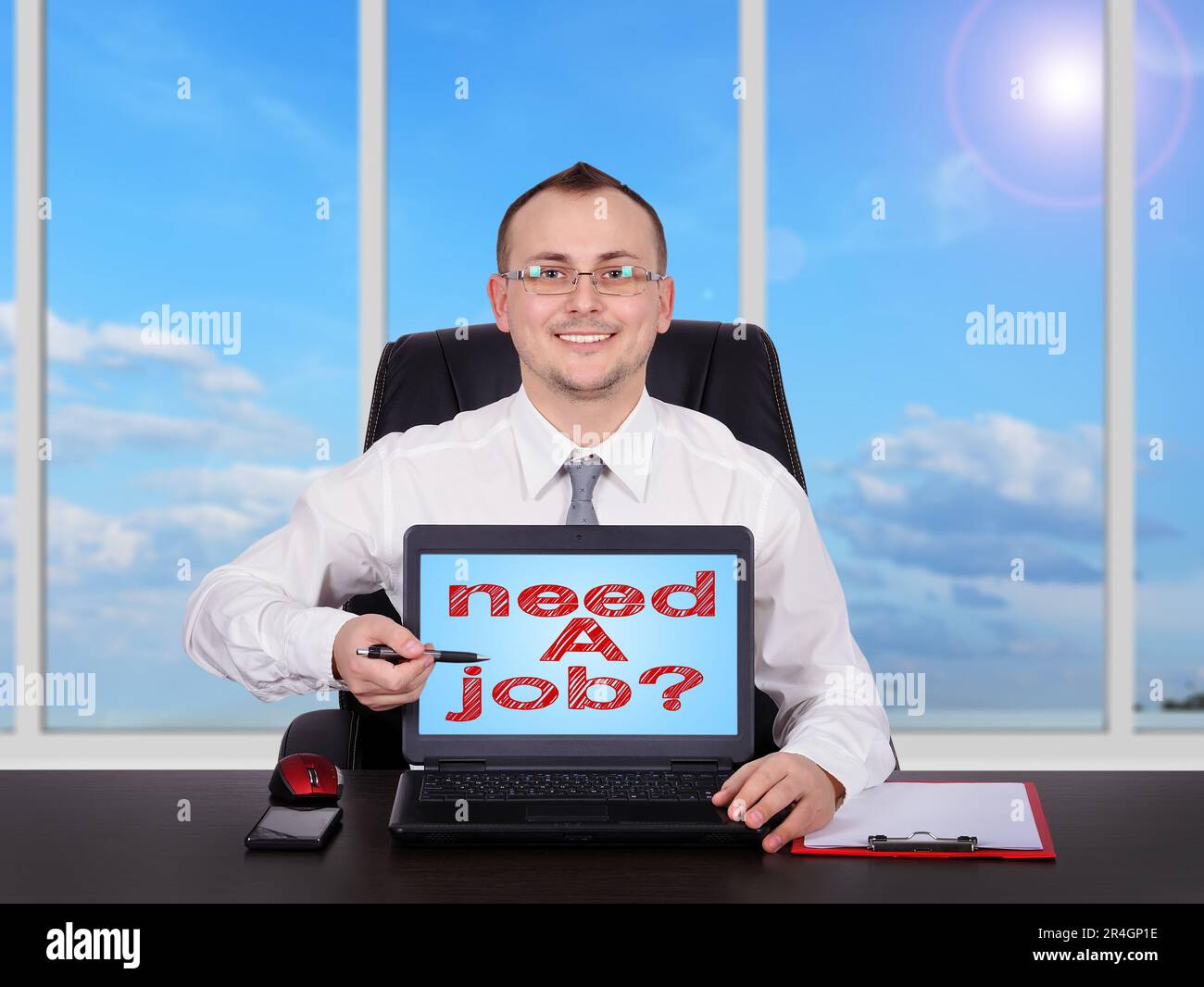 uomo d'affari felice che indica al laptop dello schermo con bisogno di un lavoro Foto Stock