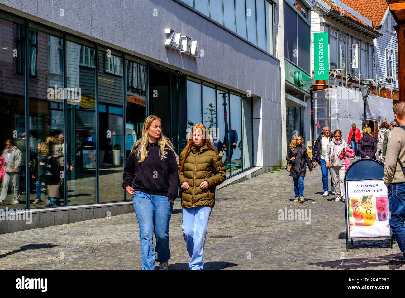 Stavanger, Rogaland, Norvegia, 19 2023 maggio, gruppi di persone a piedi e shopping al dettaglio High Street Downtown Stavanger Foto Stock