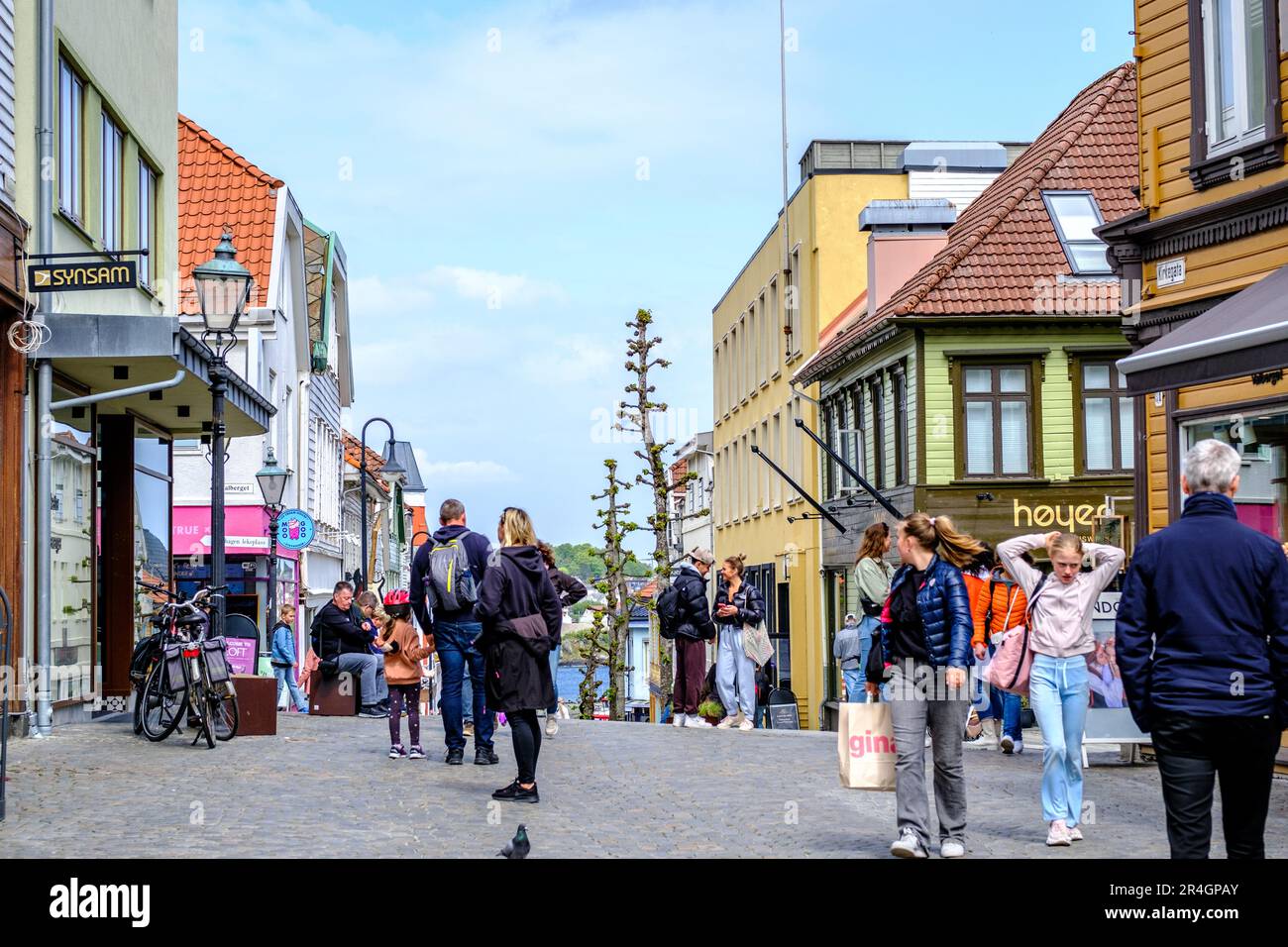 Stavanger, Rogaland, Norvegia, 19 2023 maggio, gruppi di persone a piedi e shopping al dettaglio High Street Downtown Stavanger Foto Stock