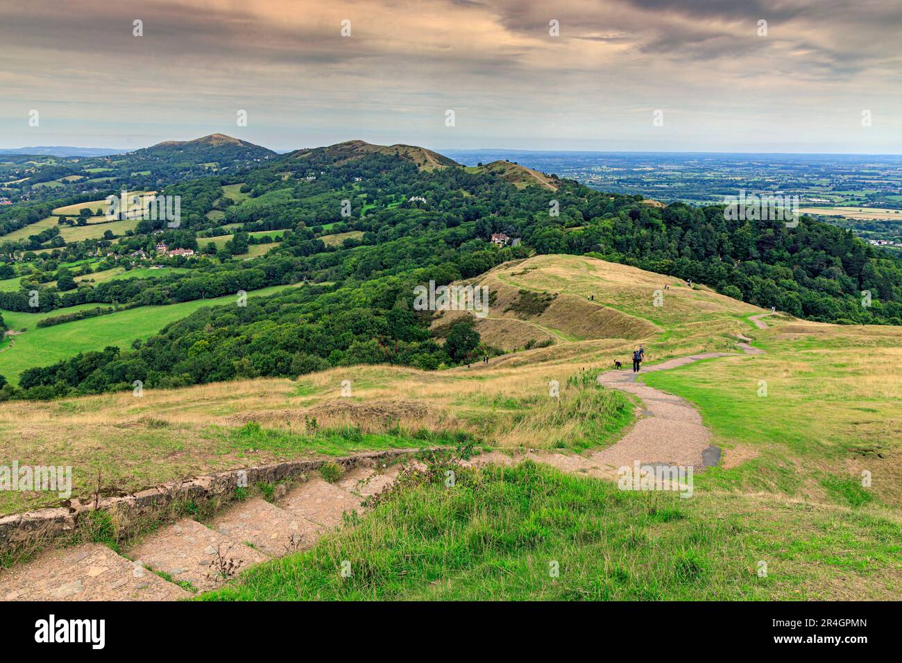 Guardando a nord dalla terracotta del British Camp/Herefordshire Beacon lungo la cresta di Malvern Hills, Worcestershire, Inghilterra, Regno Unito Foto Stock