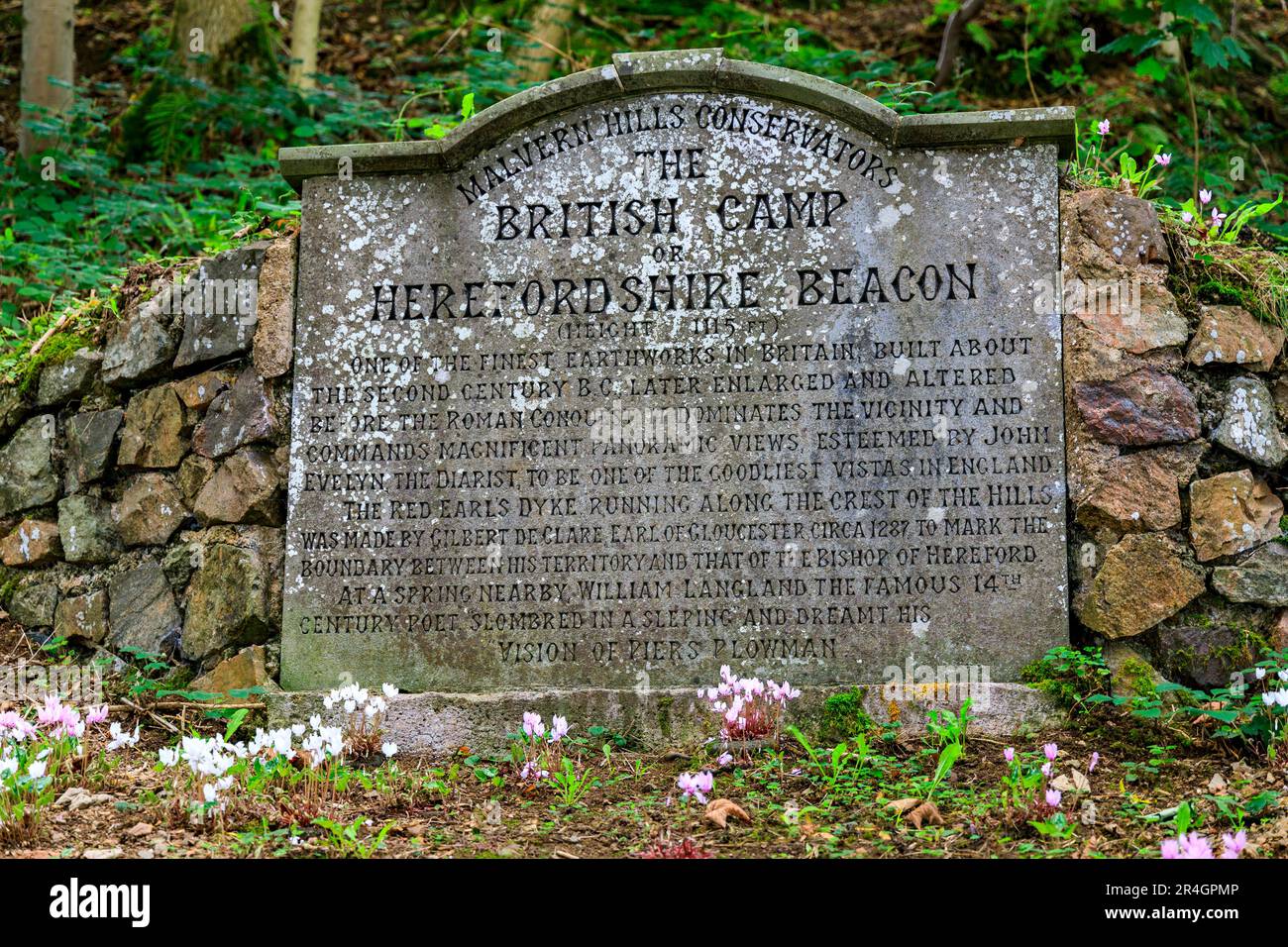 La lapide di pietra sulle colline di Malvern circa il campo britannico/Herefordshire Beacon Earthworks, Worcestershire, Inghilterra, Regno Unito Foto Stock