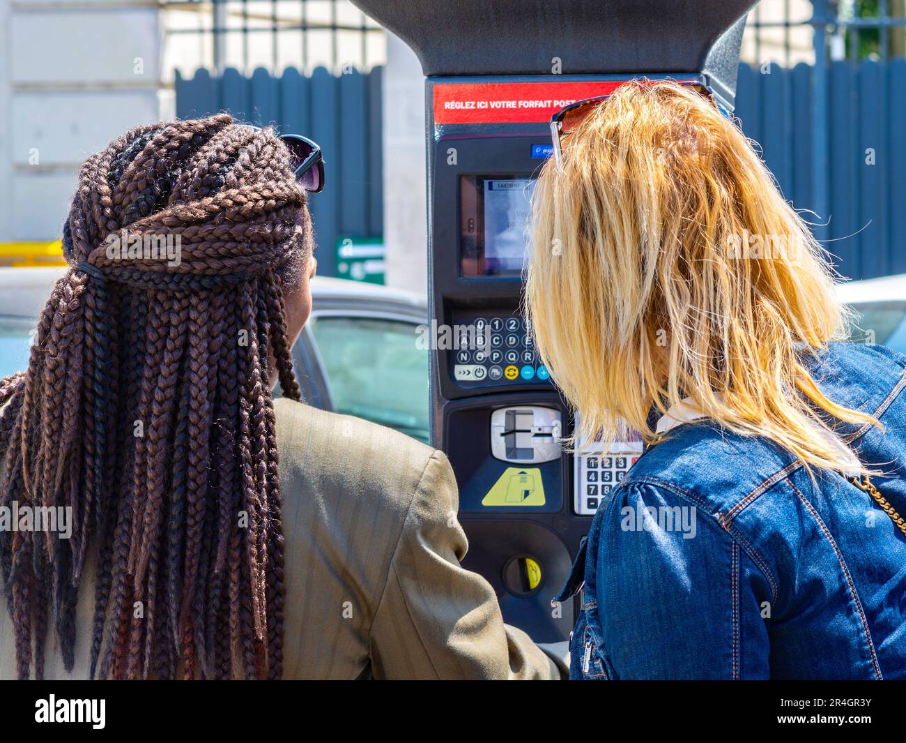 Donne che pagano il biglietto per il parcheggio a macchina automatica - Tours, Indre-et-Loire (37), Francia. Foto Stock