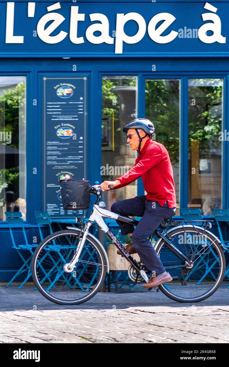 Uomo di mezza età in bicicletta attraverso il centro della città - Tours, Indre-et-Loire (37), Francia. Foto Stock