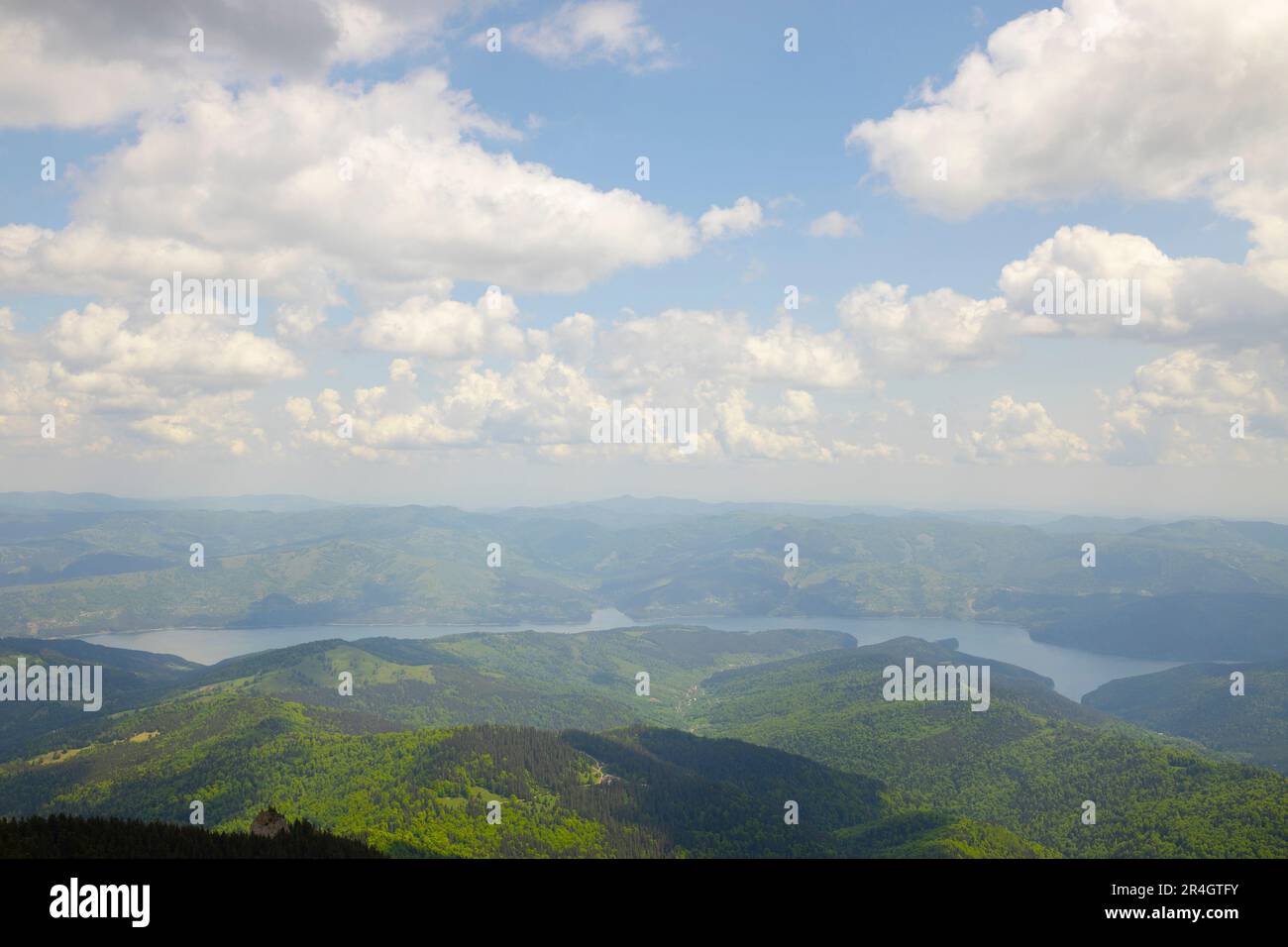 Lago Bicaz e paesaggio generale del cielo in Romania, foto della natura Foto Stock