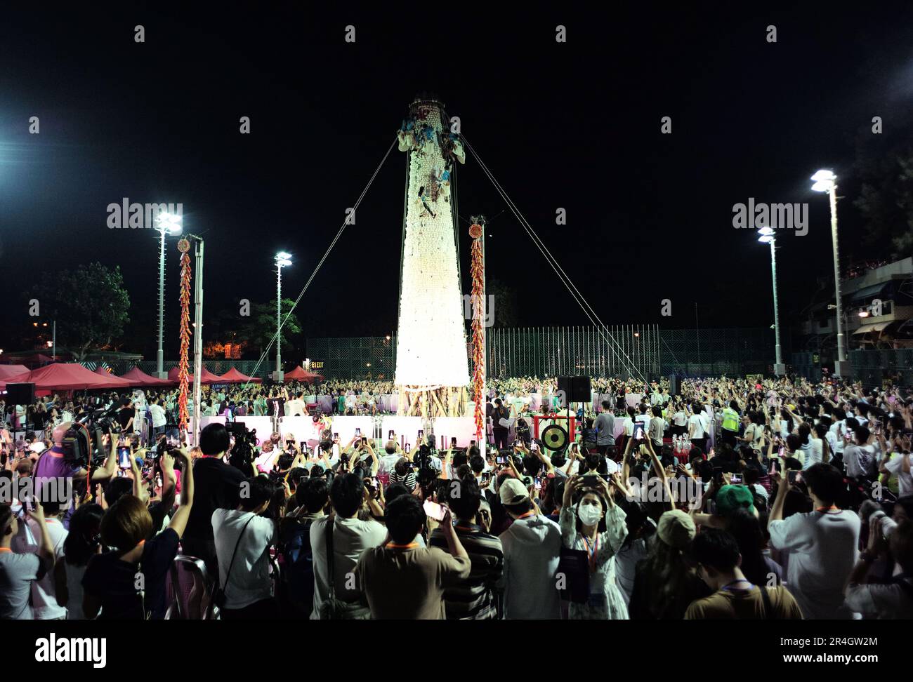 Hong Kong, Cina. 27th maggio, 2023. La gente guarda una gara di scrambling di bun durante il Festival annuale di Bun a Cheung Chau, una piccola isola a sud di Hong Kong, Cina meridionale, 27 maggio 2023. Il Bun Festival di quest'anno ha avuto inizio il 23 maggio e si è protratto fino al 27 maggio. Il Bun Festival, uno degli eventi culturali più colorati di Hong Kong, è stato inserito nella lista nazionale cinese del patrimonio culturale immateriale dal 2011. Credit: Li Gang/Xinhua/Alamy Live News Foto Stock