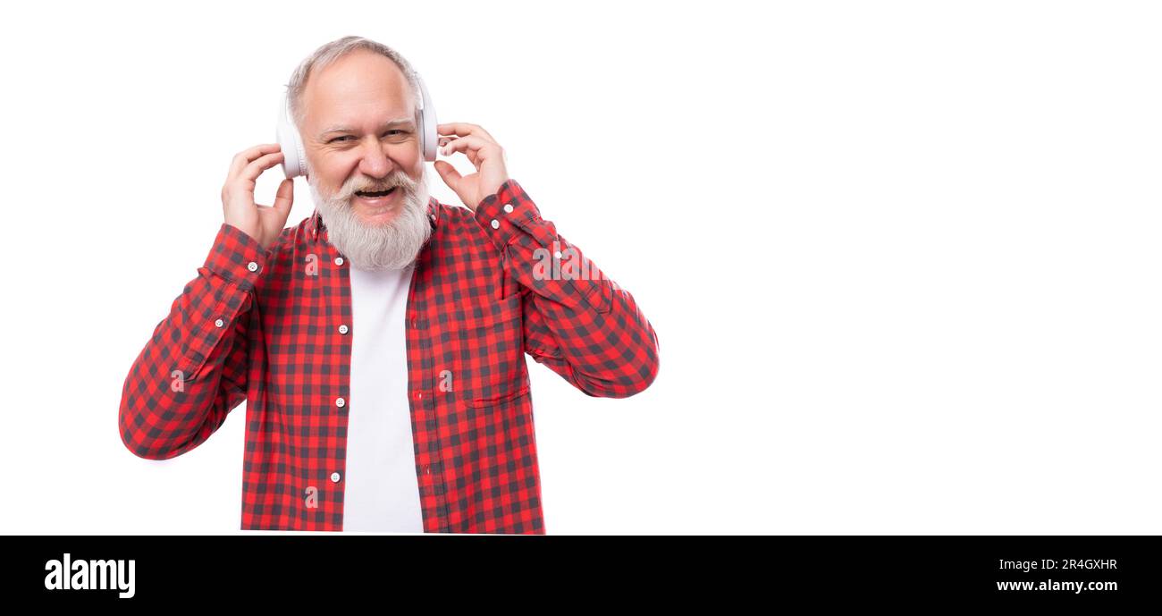 affari di mezza età. bell'uomo maturo dai capelli grigi con barba e cuffie Foto Stock