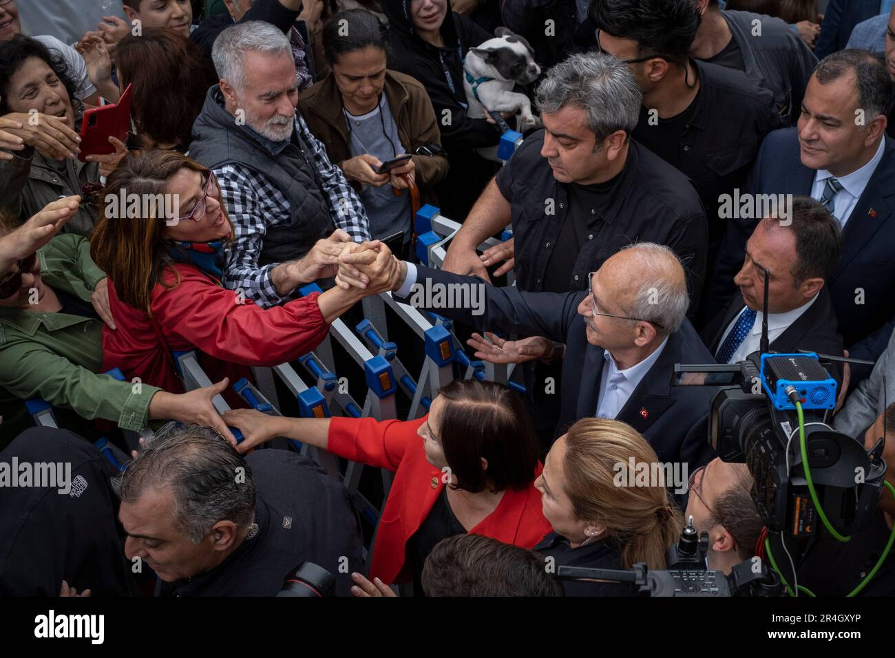 Ankara, Turchia. 28th maggio, 2023. Candidato presidenziale dell'Alleanza Nazionale, Kemal Kilicdaroglu arriva al seggio della Scuola primaria argentina per esprimere il suo voto durante il secondo turno delle elezioni presidenziali turche del 2023. Credit: SOPA Images Limited/Alamy Live News Foto Stock