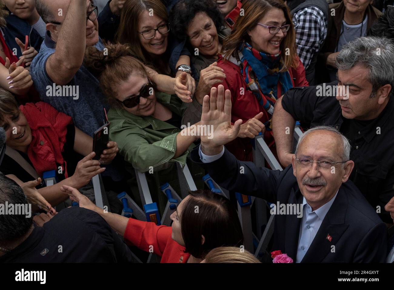 Ankara, Turchia. 28th maggio, 2023. Candidato presidenziale dell'Alleanza Nazionale, Kemal Kilicdaroglu arriva al seggio della Scuola primaria argentina per esprimere il suo voto durante il secondo turno delle elezioni presidenziali turche del 2023. Credit: SOPA Images Limited/Alamy Live News Foto Stock