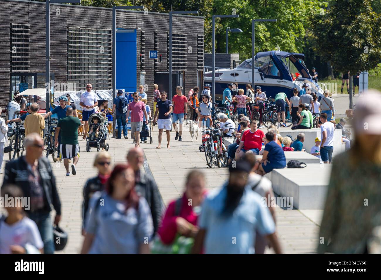 Senftenberg, Germania. 28th maggio, 2023. I visitatori passeggiano al sole nel porto della città sul lago di Senftenberg la domenica di Pentecoste. Credit: Frank Hammerschmidt/dpa/Alamy Live News Foto Stock