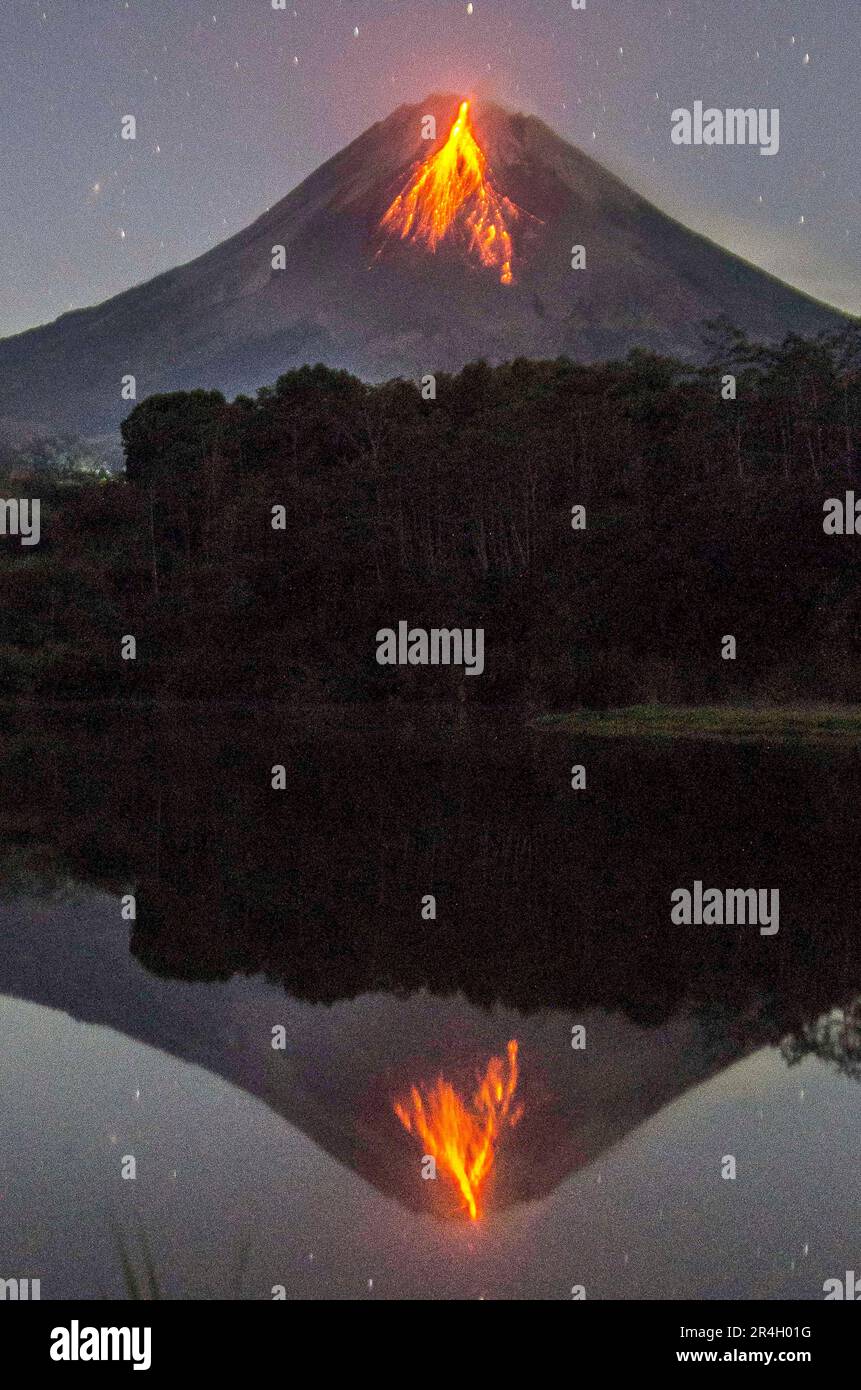 Magelang, Indonesia. 28th maggio, 2023. Questa foto a lunga esposizione mostra i materiali vulcanici che provengono dal vulcano Merapi, come visto dal villaggio di Srumbung a Magelang, Giava Centrale, Indonesia, il 28 maggio 2023. Credit: Agung Supriyanto/Xinhua/Alamy Live News Foto Stock