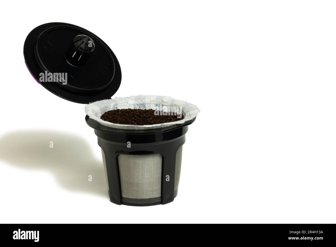 Una tazza K riutilizzabile riempita di caffè macinato. Foto Stock