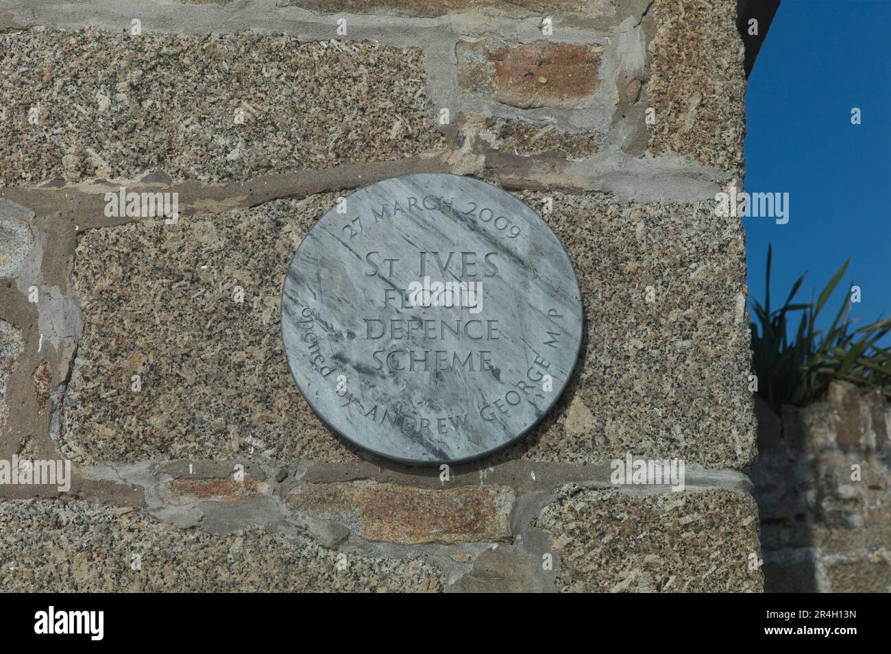 Targa che celebra il piano di difesa dalle inondazioni di St Ives del 2009 Foto Stock