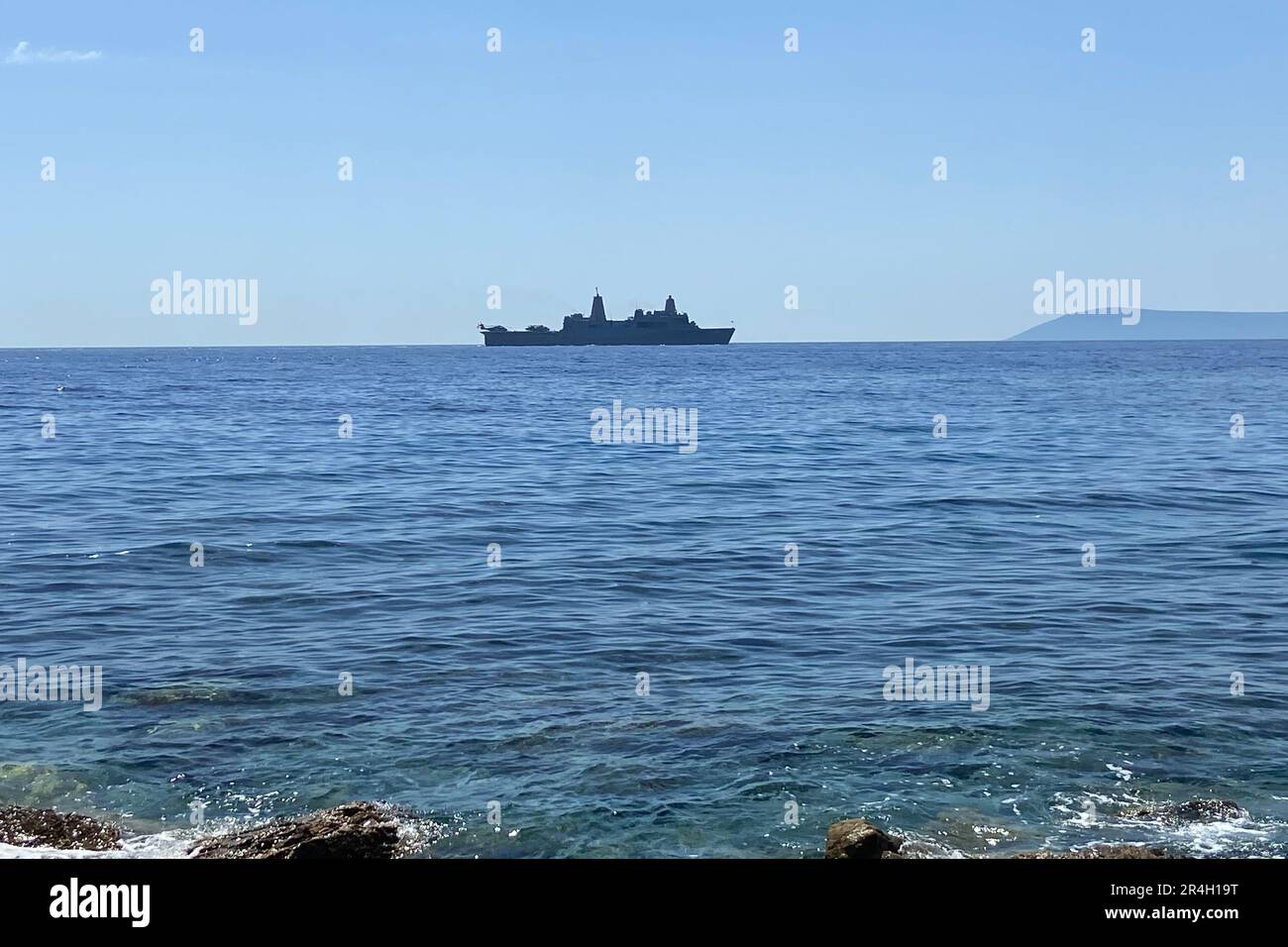 Attività della Marina sul Mar Mediterraneo Egeo. Veicoli militari trasporto di navi per operazioni di perforazione militare in mare aperto con rocce sulla riva del mare. Foto Stock