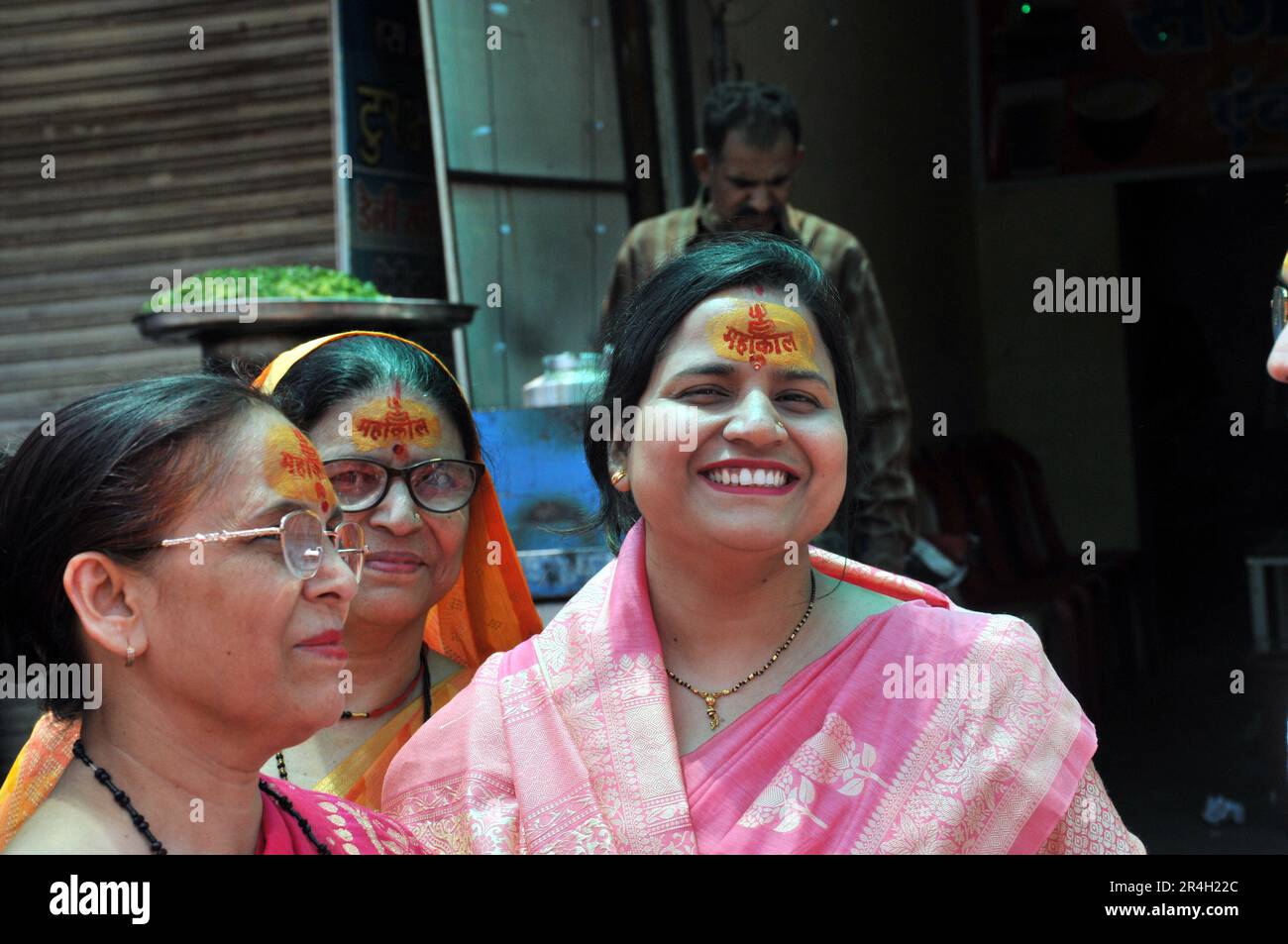 Ujjain, Madhya Pradesh, India. 28th maggio, 2023. Devoti al Tempio Mahakal . Piligridas essere tilak su FORHEAD per culto a Lord Shiva Tempio Mahakal Ujjain in Madhya Pradesh circa 800 miglia dalla capitale nazionale Nuova Delhi India, il 27 maggio 2023 il Sabato, (Credit Image: © Ravi Batra/ZUMA Press Wire) USO EDITORIALE SOLO! Non per USO commerciale! Foto Stock