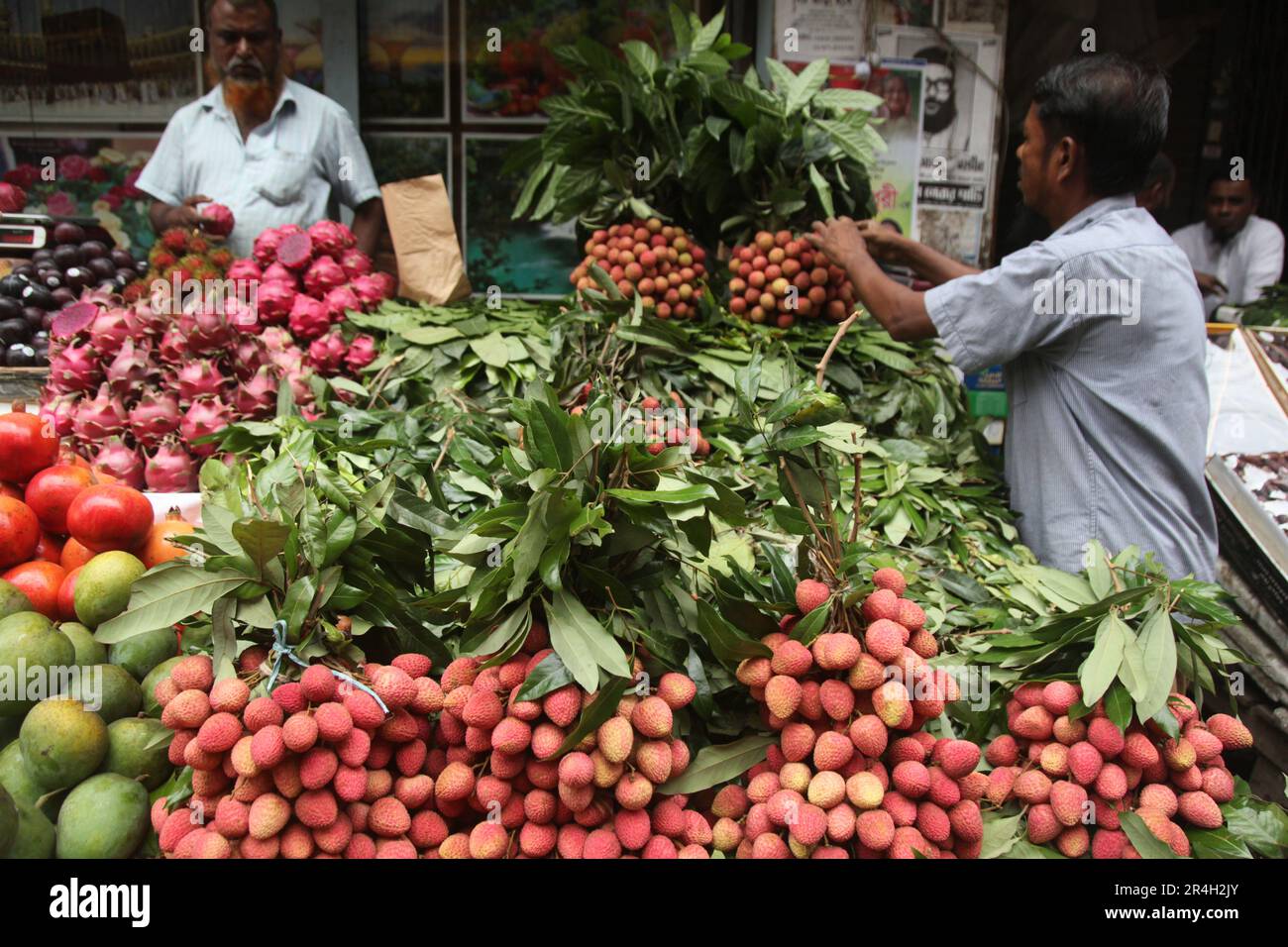 Dhaka, Bangladesh. Il venditore del Bangladesh vende frutta su un mercato di strada a Dhaka, Bangladesh, il 25 maggio 2023. Il Bangladesh importa circa 1,58 milioni di chilogrammi Foto Stock