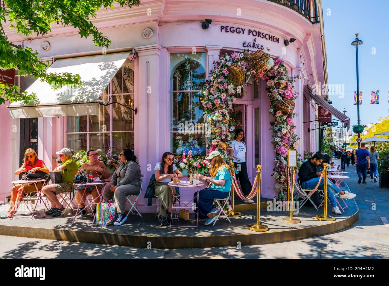 LONDRA, Regno Unito - 26 MAGGIO 2023: Una spettacolare esposizione floreale decora la finestra del panificio Peggy Porschen a Chelsea durante la competizione di Chelsea in Bloom Foto Stock