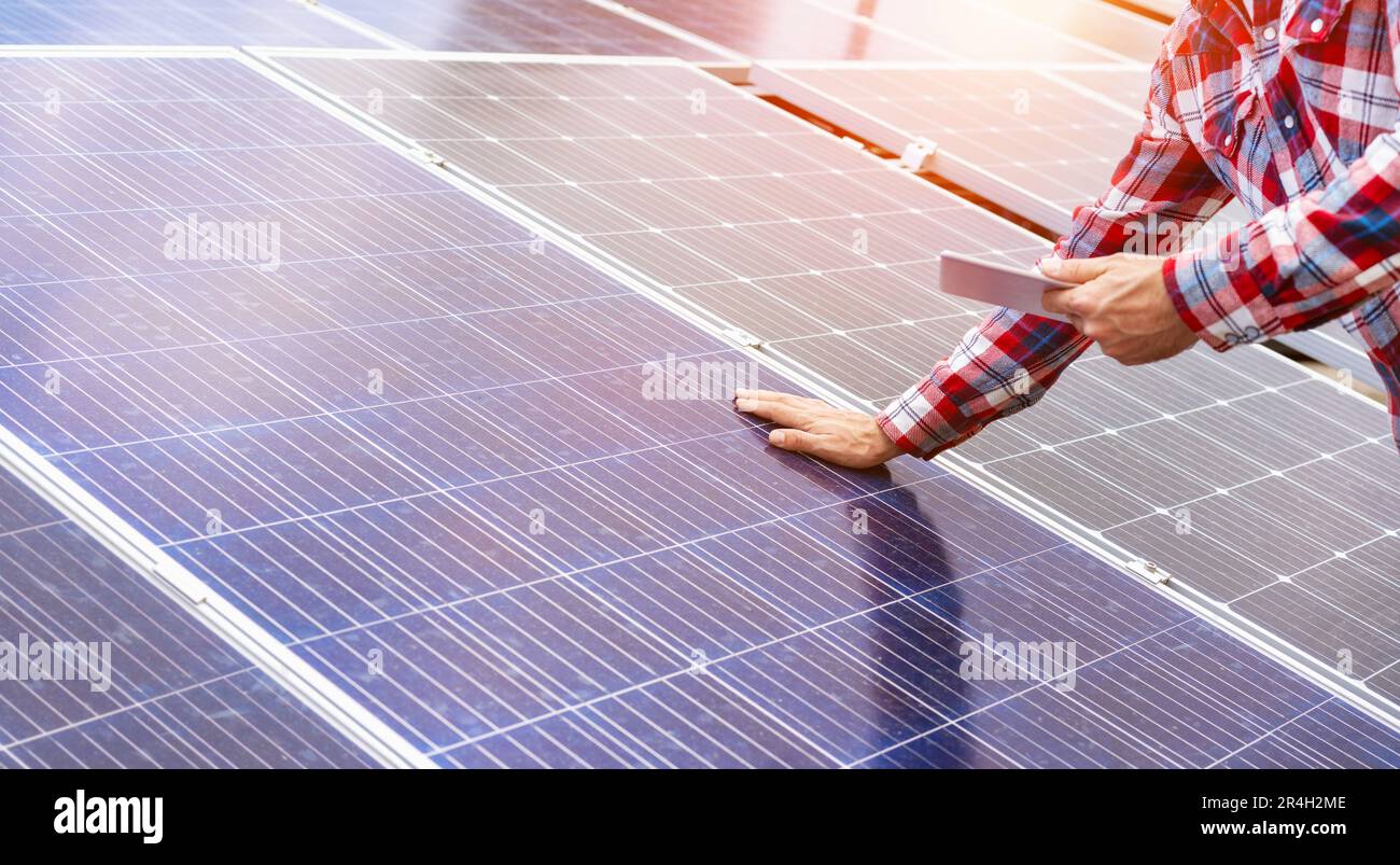 Installazione, controllo tecnico e valutazione delle prestazioni dei pannelli solari. Foto Stock