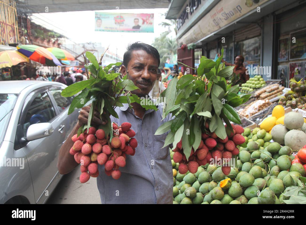 Dhaka, Bangladesh. Il venditore del Bangladesh vende frutta su un mercato di strada a Dhaka, Bangladesh, il 25 maggio 2023. Il Bangladesh importa circa 1,58 milioni di chilogrammi Foto Stock