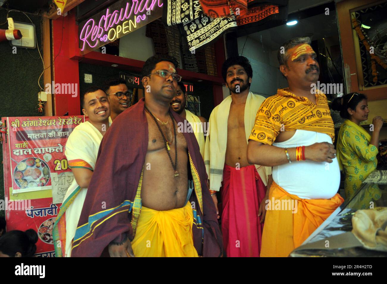 Ujjain, Madhya Pradesh, India. 28th maggio, 2023. Devoti al Tempio Mahakal . Piligridas essere tilak su FORHEAD per culto a Lord Shiva Tempio Mahakal Ujjain in Madhya Pradesh circa 800 miglia dalla capitale nazionale Nuova Delhi India, il 27 maggio 2023 il Sabato, (Credit Image: © Ravi Batra/ZUMA Press Wire) USO EDITORIALE SOLO! Non per USO commerciale! Foto Stock