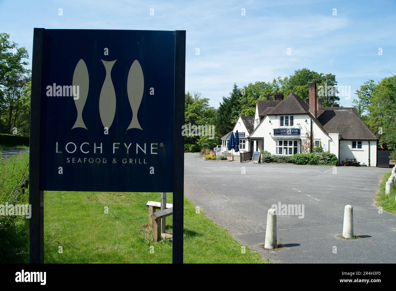 Ascot, Berkshire, Regno Unito. 28th maggio, 2023. La gente del posto è triste che questo fine settimana il Loch Fyne Seafood and Grill Restaurant ad Ascot, Berkshire, che ha aperto nell'agosto 2018, sia stato chiuso definitivamente. Blocchi di cemento sono stati collocati all'ingresso del parcheggio. Anche il ristorante Loch Fyne di Wokingham è stato chiuso alcuni mesi fa. Loch Fyne è di proprietà della catena di pub Greene King. Secondo il loro sito web gli altri ristoranti di Edimburgo, Portsmouth, Woburn e York rimangono aperti. Credit: Maureen McLean/Alamy Live News Foto Stock