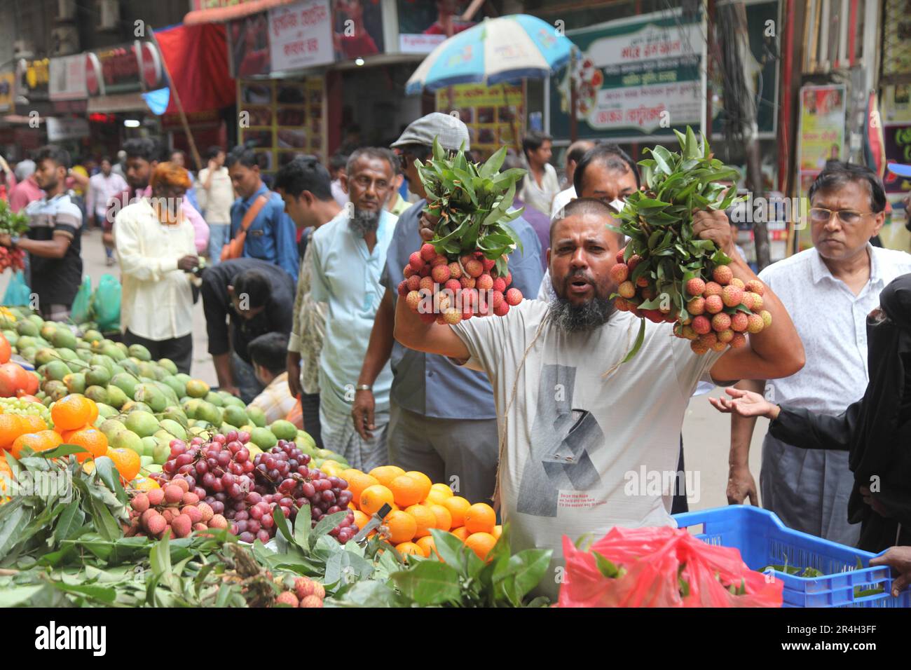 Dhaka, Bangladesh. Il venditore del Bangladesh vende frutta su un mercato di strada a Dhaka, Bangladesh, il 25 maggio 2023. Il Bangladesh importa circa 1,58 milioni di chilogrammi Foto Stock