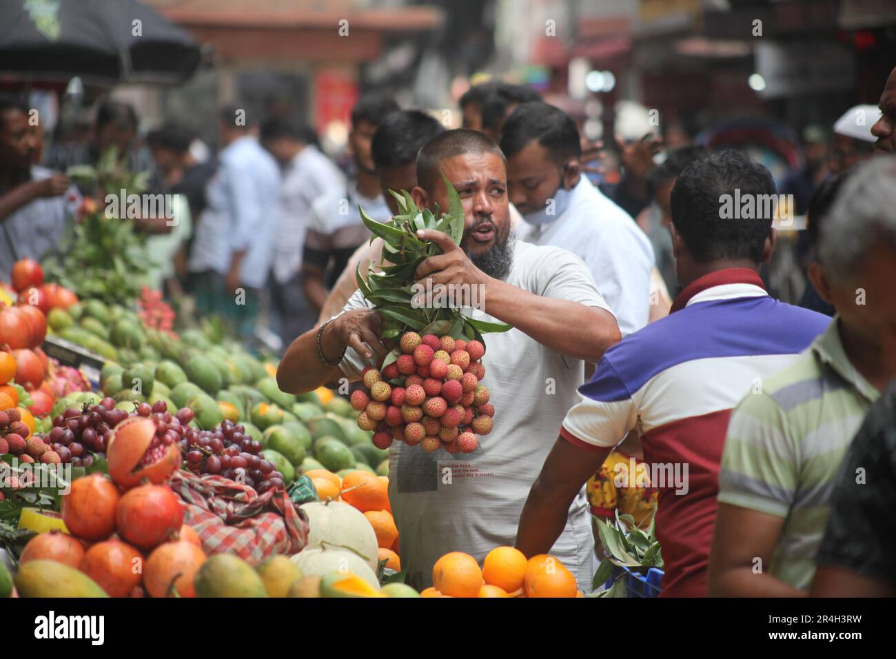 Dhaka, Bangladesh. Il venditore del Bangladesh vende frutta su un mercato di strada a Dhaka, Bangladesh, il 25 maggio 2023. Il Bangladesh importa circa 1,58 milioni di chilogrammi Foto Stock