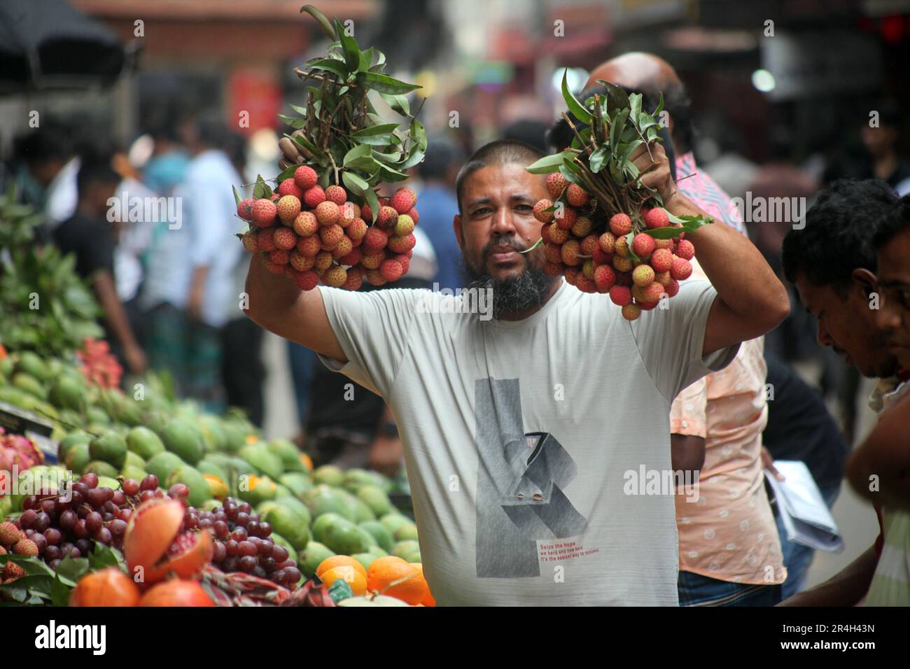 Dhaka, Bangladesh. Il venditore del Bangladesh vende frutta su un mercato di strada a Dhaka, Bangladesh, il 25 maggio 2023. Il Bangladesh importa circa 1,58 milioni di chilogrammi Foto Stock