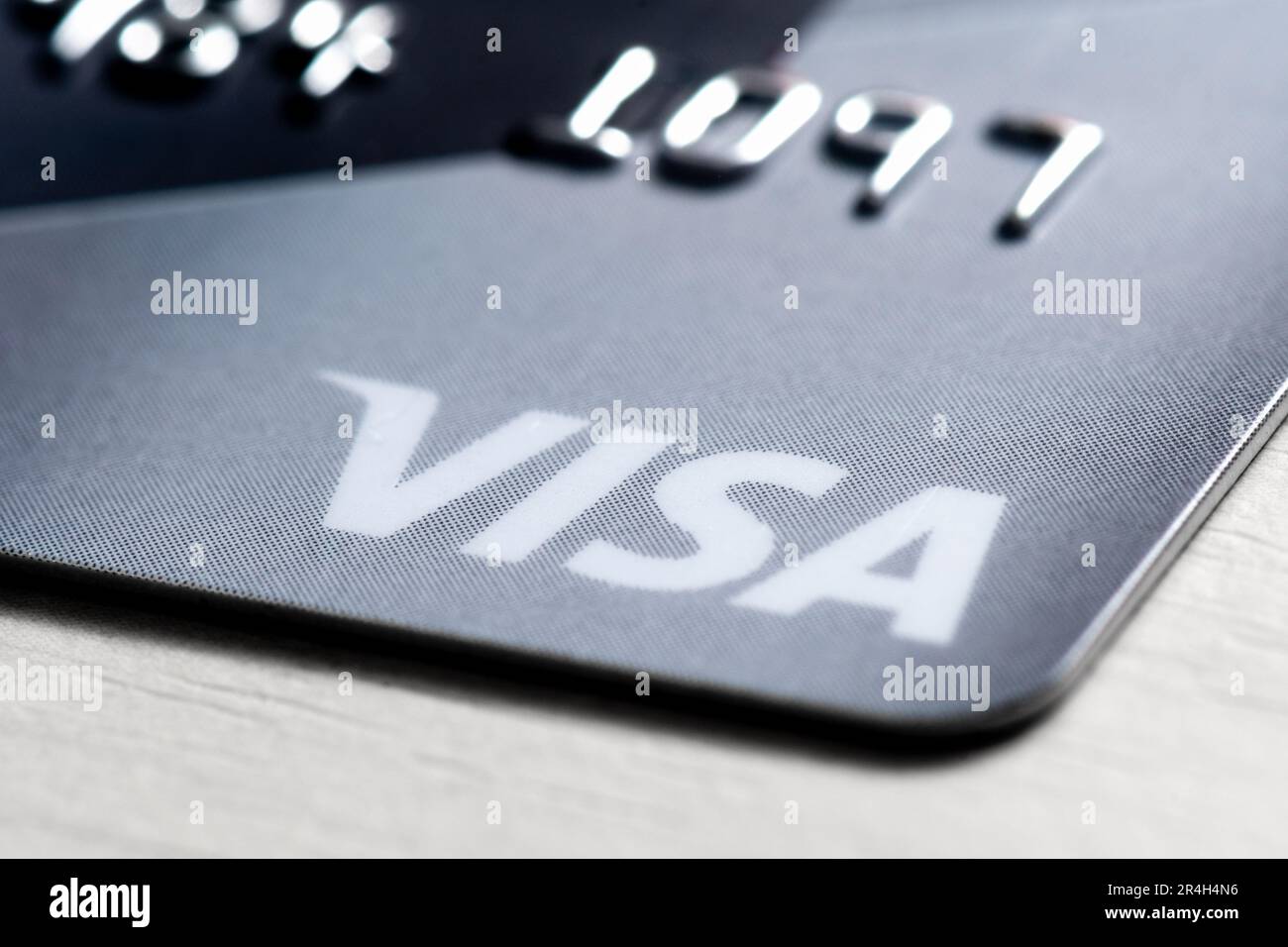 Dettaglio di una carta bancaria internazionale di pagamento e prelievo con il logo Visa in primo piano. Visa è un sistema di pagamento americano utilizzato in tutto il mondo Foto Stock